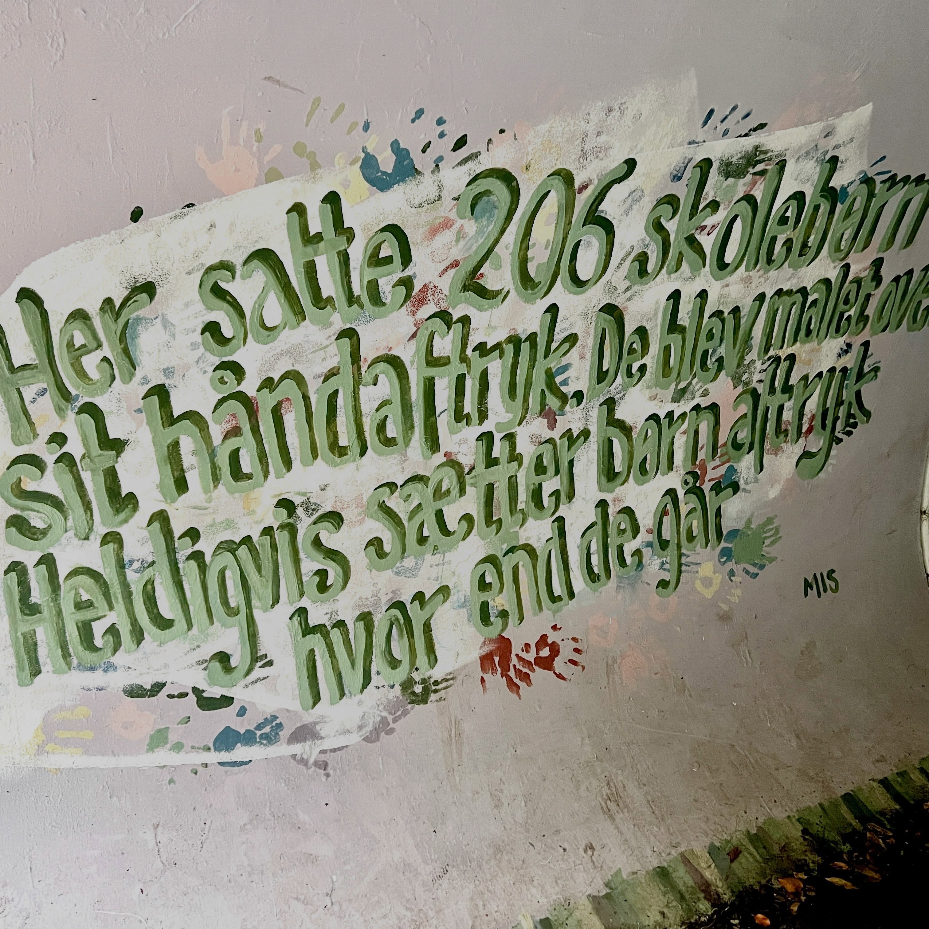 Børn sætter aftryk der ikke kan males over! Og selv om både børn og voksne er skuffede over at et menneske kan finde på at ødelægge så målrettet og meningsløst er det fantastisk at se hvilket sammenhold det giver, og fantastisk at opleve opmuntring, trøst og støtte alle steder fra: @vejleamtsfolkeblad som dækker sagen så flot, og alle jer som kommenterer og skriver 🙏❤️ Vi bliver ved med at sæt aftryk hvor end vi går!!
#kunstkompas #tunnel #vejlefriskole #vejlekommune #aftryk
