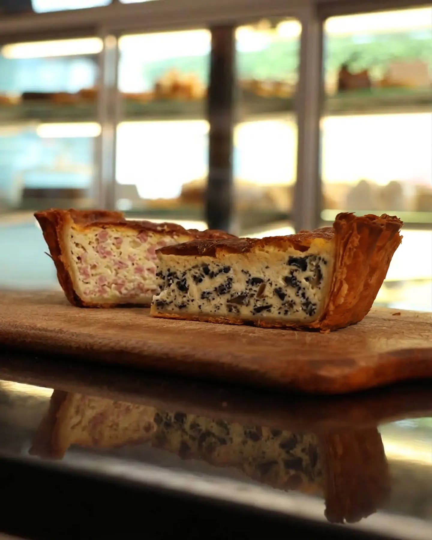 Nuestra rebanada de Quiche Lorraine combina la cremosidad del queso y el huevo con la calidez del tocino ahumado, recién horneada sobre una base crujiente. Ideal para regalarse una pausa suave en el día o acompañar una buena charla.
Le esperamos para compartir la mesa y disfrutar este sabor tradicional.
