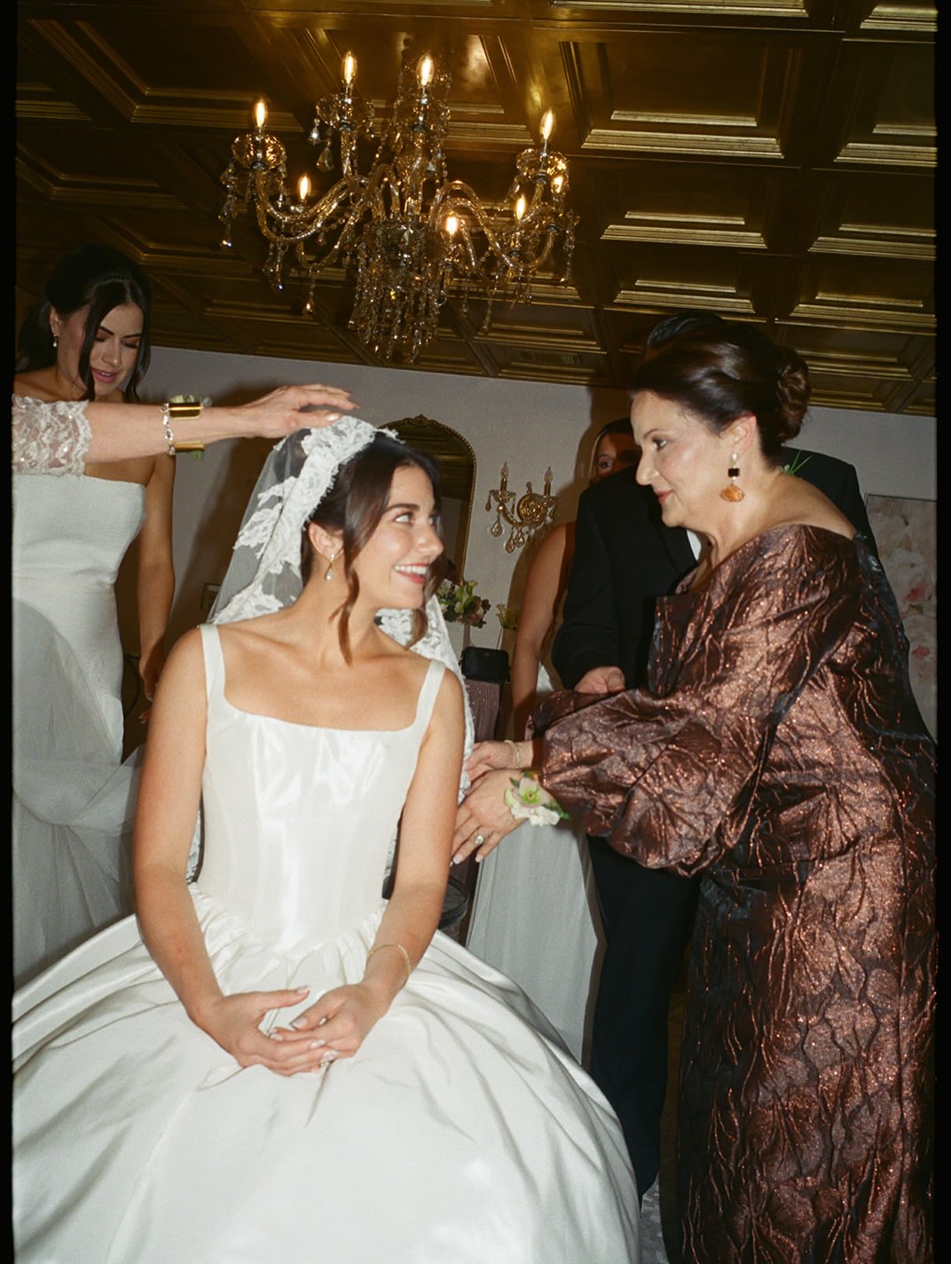 the newlyweds on film π₯ποΈπ¦’
our bride Erika wore the timeless Reese gown paired with the mantilla-style Graham veil⦠truly a timeless bride! the simplicity, yet grandness was breathtaking
venue: @mackeyhousesavannah
planner: @priscillaroseevents
photo: @kimgo.co
video: @codypaulfilms
gown: @penelopebylex
veil: @annebarge
floral: @madelinereadfloral
beauty: @thevanityhouse
