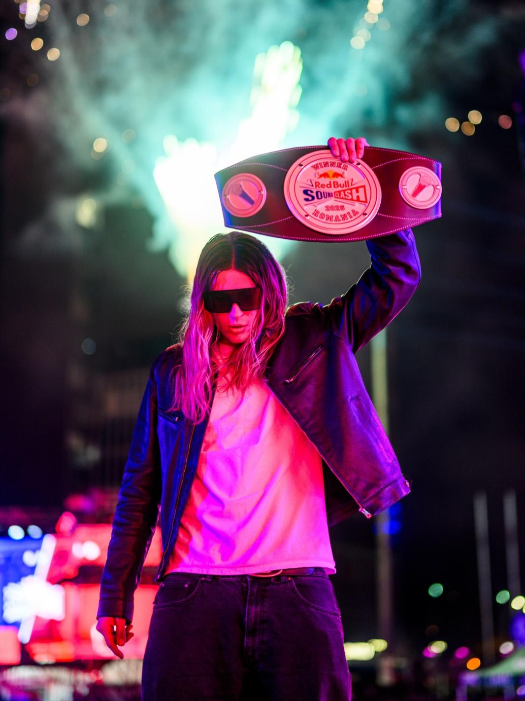 Cel mai tânăr câștigător din istoria Red Bull SoundClash 🇹🇩: Oscar!
Aseară, la Romexpo, două scene și două lumi s-au ciocnit. Oscar și Smiley și-au întors muzicile pe toate fețele, iar publicul a dat verdictul.