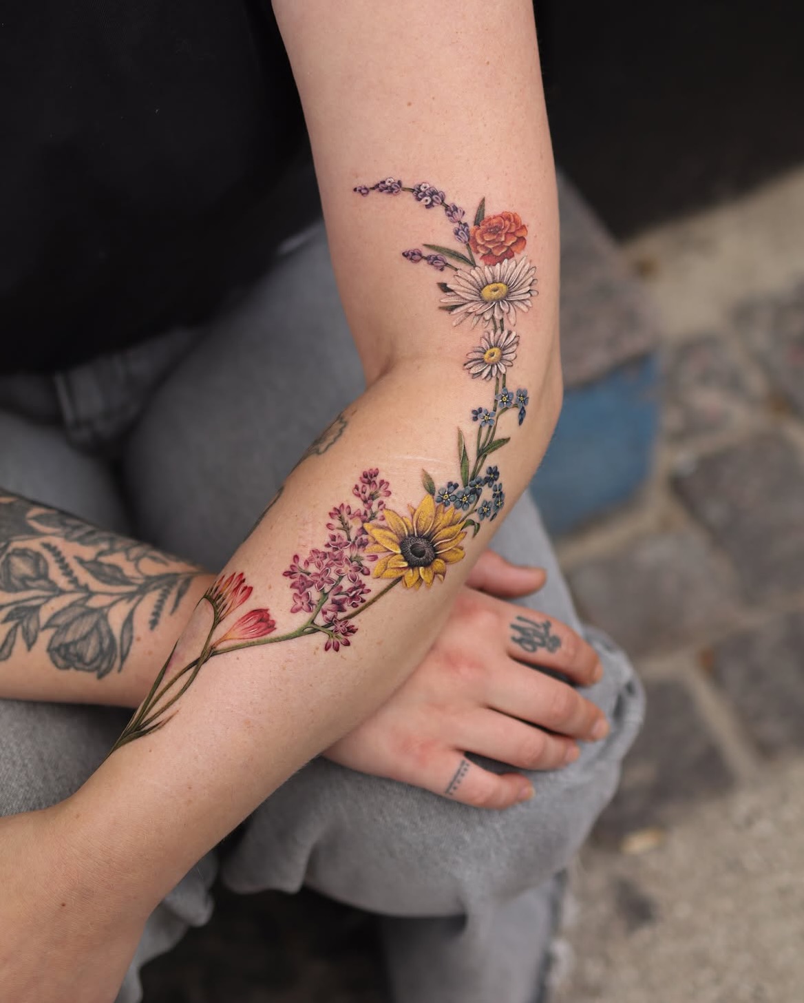 Didn’t get a spot with Bianca in August?
Don’t be sad just yet 🫶
Our girl Bianca is coming back to Soul of Ink this November! ✨
So if you missed her last time, this is your second chance to get some of that Bianca magic on your skin. 🖤
Dm @haihui.tt directly to book 🫶🏻
#farvetattoo #copenhagentattoo #colourtattoo #flowertattoos #novembertattoo