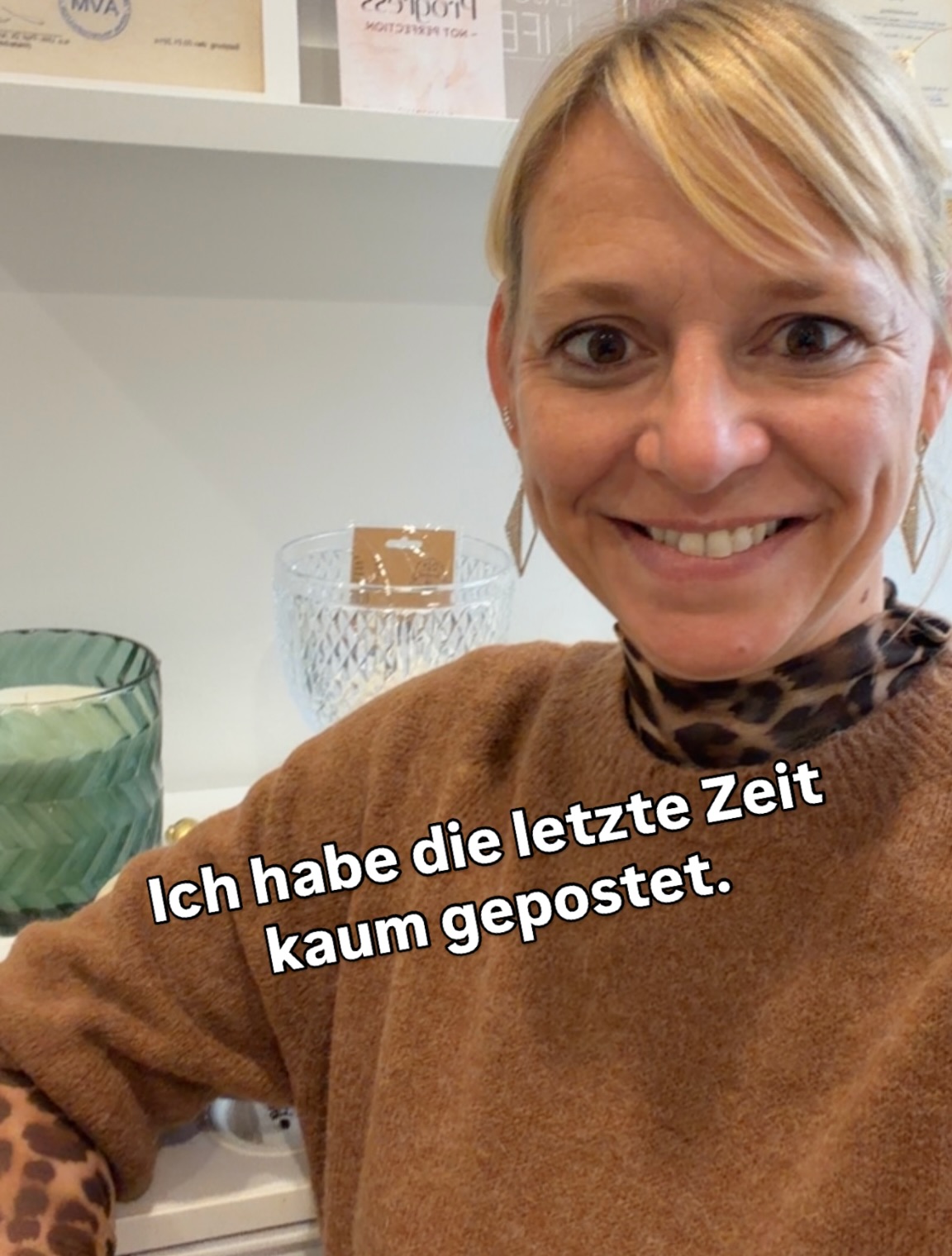 Ich habe die letzten Tage kaum gepostet.
Kein großes Drama dahinter – einfach viel Praxis, wenig Kapazität für alles andere. Und ich habe gemerkt: Genau das ist auch ein Muster, das ich bei vielen Frauen sehe, mit denen ich arbeite. Man verschwindet lieber ganz, als sich unperfekt zu zeigen.
Ich mache es andersrum: Ich zeige mich wieder, so wie es gerade ist.
Was ist bei dir gerade liegen geblieben – und erlaubst du dir, es einfach wieder aufzunehmen, ohne dich dafür zu rechtfertigen?