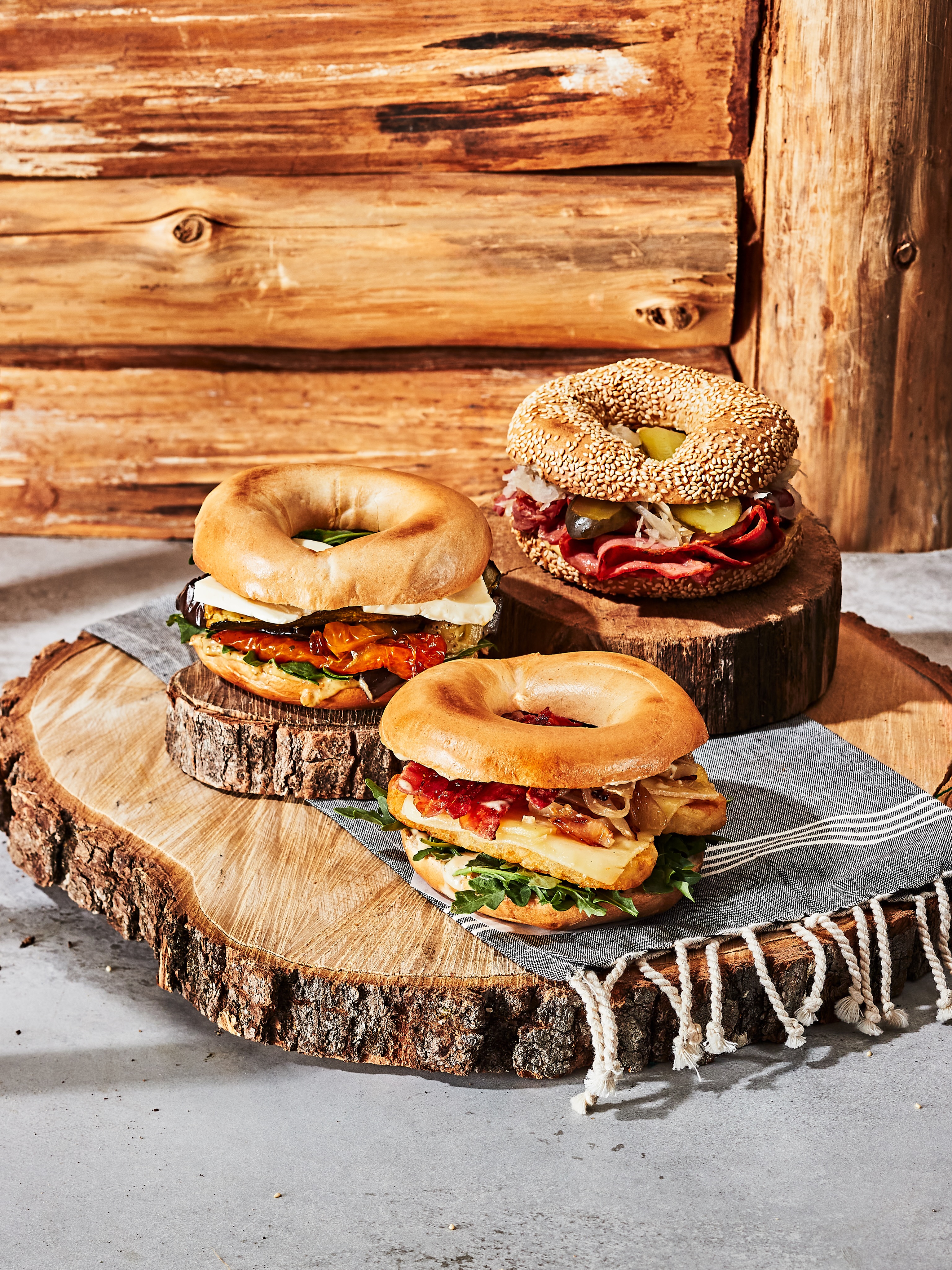 L’automne vient d’arriver à La Fabrique. 🍂🥯
Retrouvez les sandwichs Viande fumée Deluxe et Halloumi & Légumes grillés, et découvrez notre petit nouveau : Fromage Raclette, Rösti de pomme de terre & Bacon. 🧀🥓
Pour la pause café, trois nouvelles gourmandises vous attendent : Latte Citrouille Épicée, Matcha Caramel et Moka Beurre d’Arachide. ☕️🤎
À découvrir pour une durée limitée. 👀
#LaFabriqueDeBagel #MenuAutomne #ÉditionLimitée