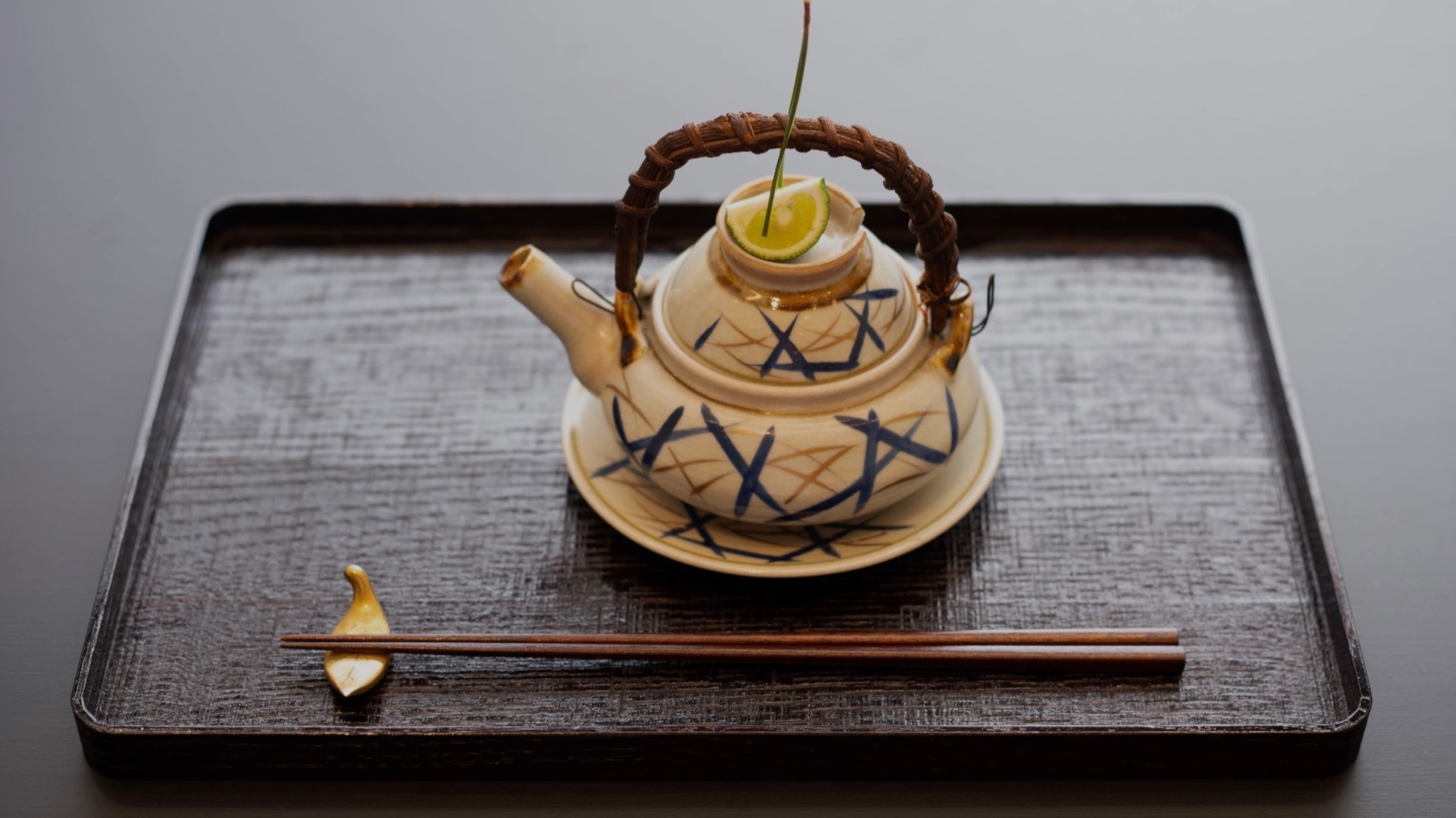 松茸といえば土瓶蒸し。
土瓶という器を使うことで、松茸の香りを閉じ込めることができます。
土瓶蒸しの始まりは、山で仕事をする人々が土瓶を携えて山に入り、水や酒を入れて持ち歩いていたことから始まるといわれています。
山で採れたきのこなどをその酒の中に入れ、土瓶ごと火にかけて食べたものが始まりで、それを後に茶人たちが、現在のような風情ある料理へと仕立てていったそうです。
ー土瓶蒸しのいただき方ー
- まず土瓶の蓋の上に被せるようについている小さなお猪口に汁を注ぎます。
- お酒をいただくように汁を少しずつ味わいます。
- 土瓶の中の具をつまみながら、またお猪口で汁をいただきます。
- カボスを絞って香りを変えても、最後まで楽しめます。
松茸の香りと温かな出汁をゆっくりと味わう土瓶蒸し。
ぜひ秋の夜長に、お酒とともに楽しんでみてください。
When you think of “matsutake,” you think of ”dobin-mushi.”
Cooking it in a "dobin," a traditional Japanese earthenware teapot, captures the wonderful aroma of matsutake inside.
Dobin-mushi is said to have originated with people who worked in the mountains. They would carry a dobin filled with water or sake, add freshly gathered mushrooms, and heat it directly over a fire.
Later, tea masters are said to have refined this simple preparation into the elegant autumn dish we know today.
— How to Enjoy Dobin-mushi —
- First, pour the broth into the small sake cup that sits on top of the dobin.
- Sip the broth slowly, as you would sake.
- Enjoy the ingredients inside the pot, alternating between bites and sips of the fragrant broth.
- Toward the end, squeeze in a little kabosu citrus for a fresh change of aroma and flavor.
Warm dashi, the fragrance of matsutake, and the feeling of autumn.
Take your time and enjoy dobin-mushi with a glass of sake on a long autumn evening.
#土瓶蒸し #松茸 #日本料理 #秋の味覚#DobinMushi #Matsutake #JapaneseCuisine #Washoku