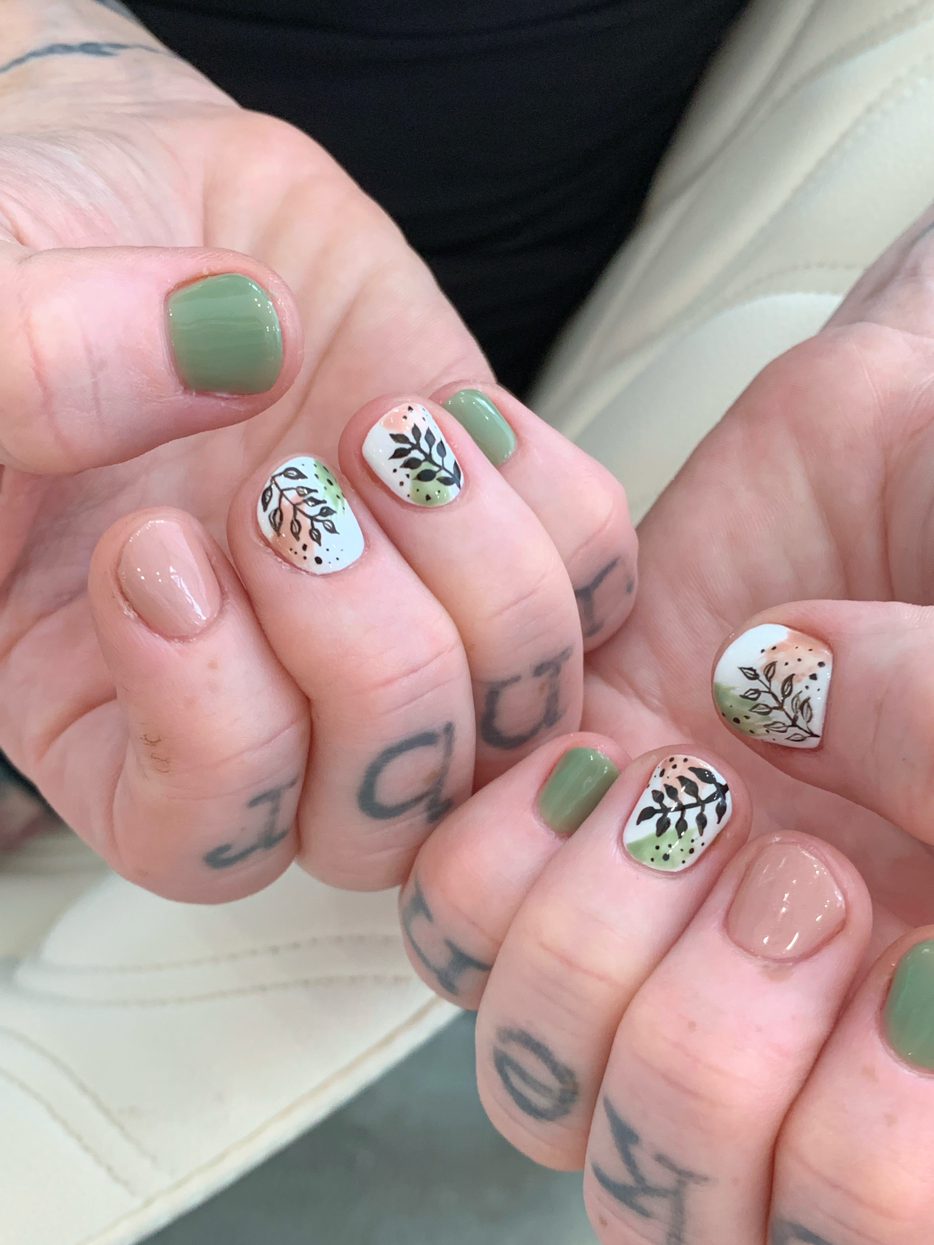 She makes a living creating and tending beautiful gardens🌿 We painted her daily life and dreams right onto her nails.
A tiny garden, bloomed on her fingertips🌸
By Helena
