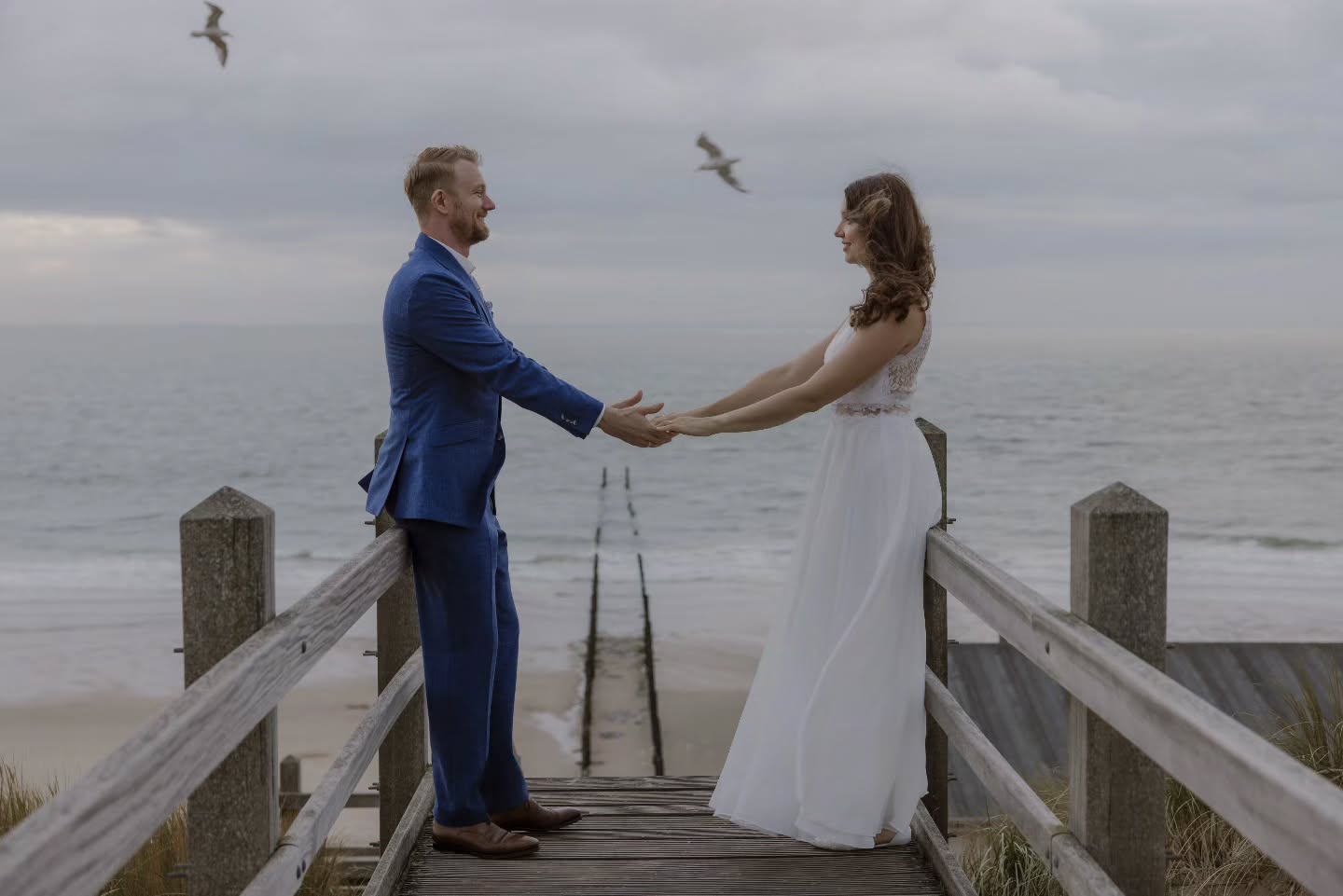 Somewhere between the sea and the sky, they chose each other. 🤍
No wedding day.
No guests.
No timeline to follow.
Just the two of them, the wind in her dress and the sound of the sea below.
A coupleshoot in Zoutelande, photographed after their wedding day — intimate, a little wild, and completely their own.
Because sometimes, the wedding is over, but the story isn't.
There’s still room for the quiet moments.
For the wind.
For wandering barefoot through the dunes.
For the way they look at each other when nobody is watching.
Cinematic Poetry — wedding & couples photography in Zeeland for modern romantics. 🎞️
📍 Zoutelande, Zeeland
📸 Irene van de Wege Fotografie
#trouwfotograafzeeland #weddingphotographerzeeland #coupleshootzeeland #trouwfotografiezeeland #cinematicweddingphotography