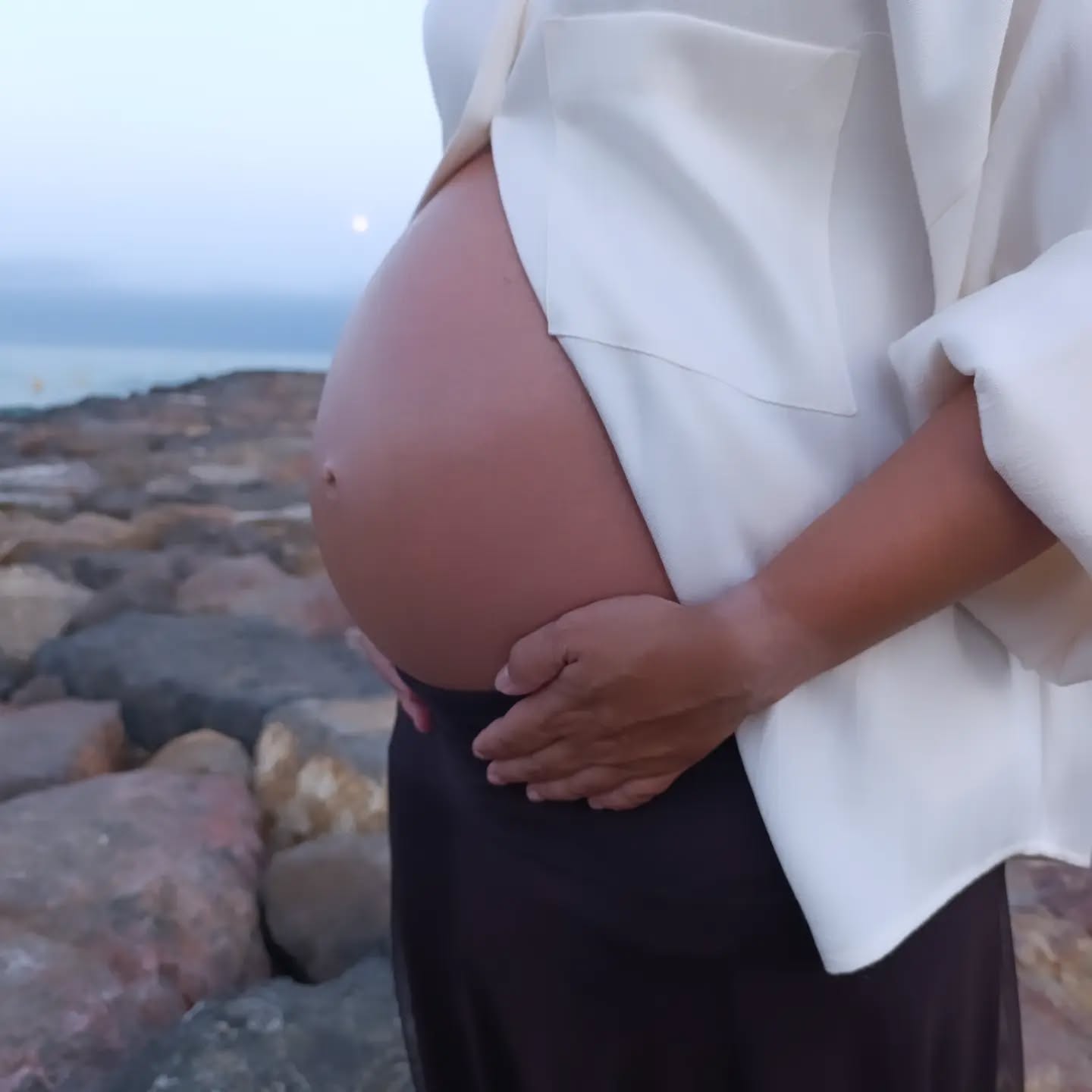 Ha llegado el momento: la magia de la vida se abre paso tras este apasionante viaje🤰🏽
Ahora toca un poquito de calma y paz antes de la revolución 🐣
Nos leemos a la vuelta, es un placer compartir este camino con vosotros.
Gracias por vuestra confianza y comprensión ❤️
Os mando un abrazo inmenso.
En especial a aquellas personitas cuyo viaje hacia la maternidad/paternidad se está tornando más complicado, oscuro e incierto. En estos momentos de tal vulnerabilidad, os admiro y me apetecía compartirlo. Ojalá encontréis el arrope necesario para hacerlo frente ❤️🩹
#psicologia #terapiaocupacional #baja