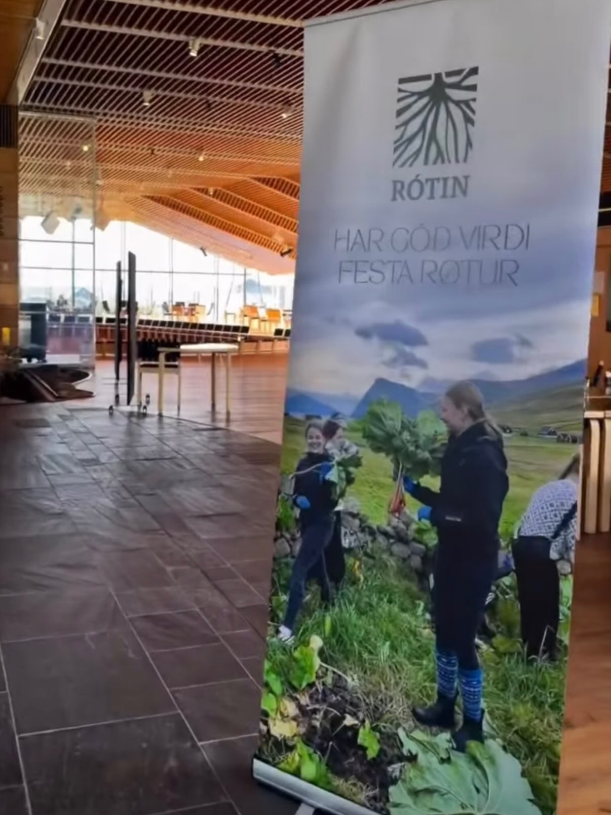 Rótin hevði forvitnisliga framsýning og verkstovu í Norðurlandahúsinum 22.september, í samband við at skúlin er tilnevndur Umhvørvisvirðisløn Norðurlandaráðsins 2026, hava vit forvitnisliga framsýning og verkstovu í Norðurlandahúsinum í 🤩🌱
Flott roll-up og eitt visonboard skulu framleiðast til stóra dagin 🤩
@husarhaldsskuliforoya