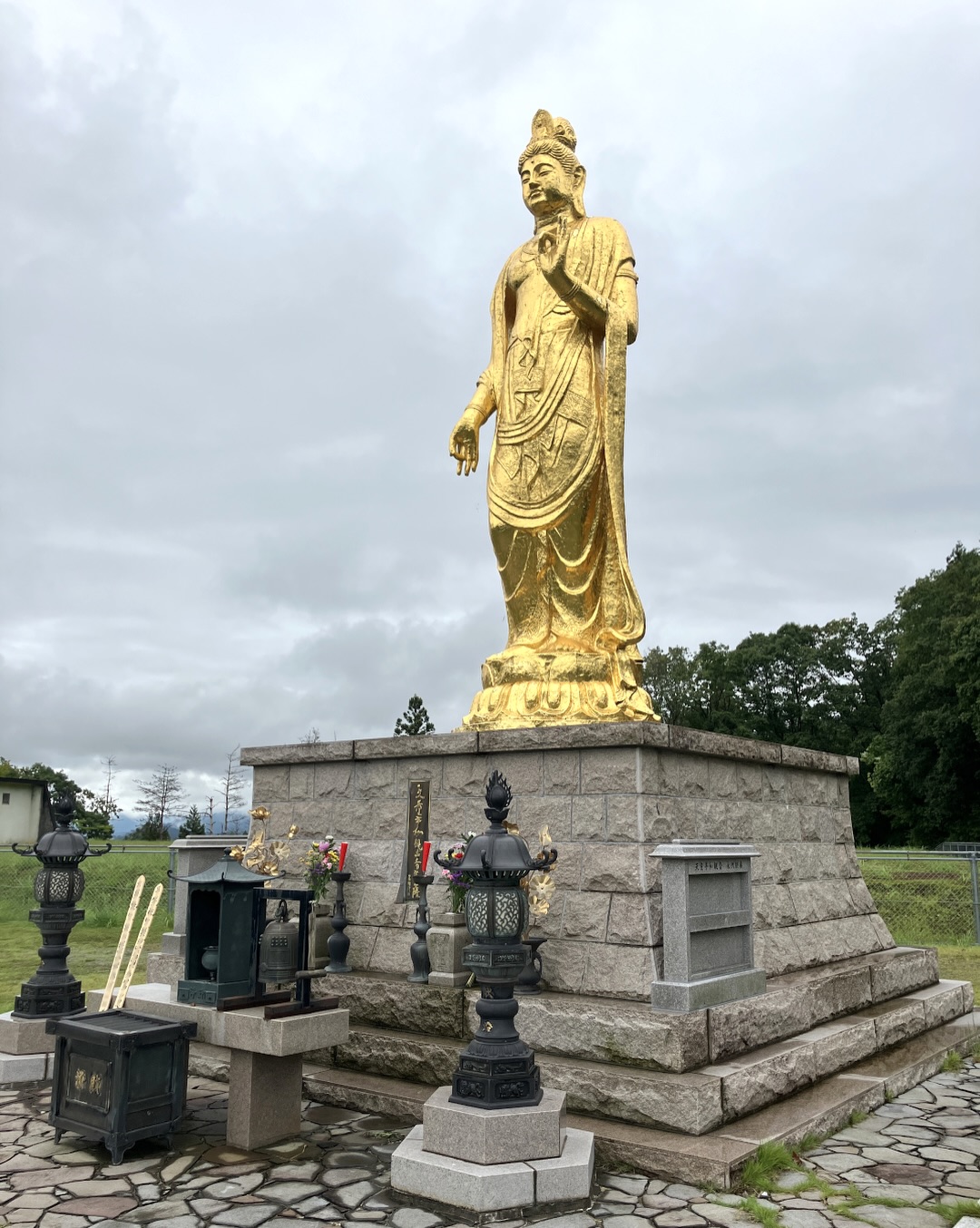 北村西望《天童平和観音菩薩》
岩松院(新潟県五泉市)
Seibo Kitamura, Tendo Peace Kannon
Gansho-in Temple, Gosen City, Niigata
西望が手がけた観音像を
五泉市の岩松院でも見ることができます
五泉市は新潟県のほぼ中央に位置し
「岩松院」は1500年代頃に開かれたとされる
歴史あるお寺です
境内には百体地蔵堂があり
長い歴史の中で
地域の人々に大切にされてきました🙏
そんな場所に立つ
黄金の《天童平和観音菩薩》✨
シベリア抑留犠牲者の慰霊・供養のために
建立された観音像です
現在は永代供養墓も兼ね
穏やかな表情で
人々の祈りを受け止めています🕊️
---------------------------------------------
A Kannon statue by Seibo Kitamura
stands at Gansho-in Temple in Gosen City, central Niigata.
Gansho-in is a historic temple believed to
date back to the 1500s.
Its grounds are also home to a hall with
one hundred Jizo statues.
The golden Tendo Peace Kannon was created
to honor the victims of Siberian internment
after World War II.
Today, it also serves as a site for perpetual memorial care, quietly receiving the prayers
of those who visit.
#北村西望 #天童平和観音菩薩 #観音像
#五泉市 #TruePeaceWarlessWorld