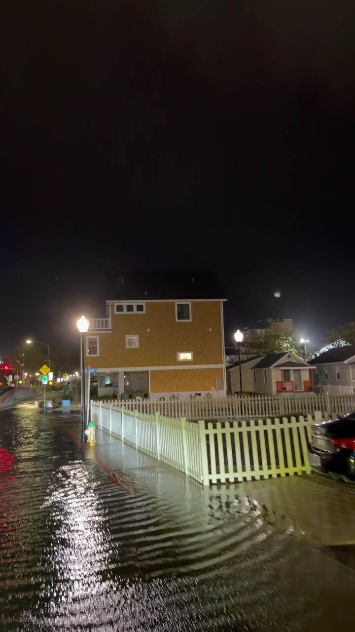 A quick look around downtown. Heading into low tide, minimal flooding tonight. Next high tide is at 5:35am.