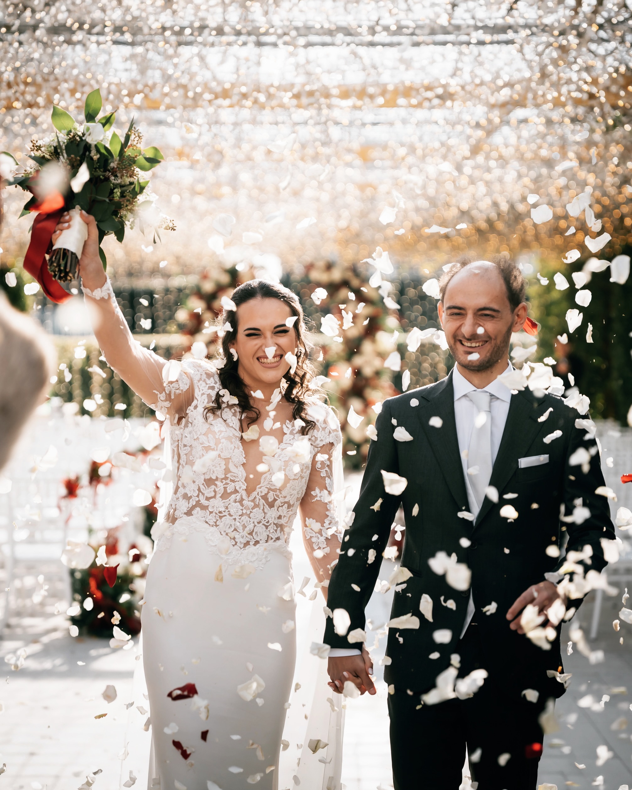 📸 Photo: @francescoartistico.it
Christmas already has its own kind of magic. Add a wedding, hundreds of lights and a joyful shower of petals, and everything becomes even more special. Their expressions are the real heart of the photograph, genuine happiness captured in the middle of the celebration.
Il Natale ha già una magia tutta sua. Aggiungi un matrimonio, centinaia di luci e una festosa pioggia di petali, e tutto diventa ancora più speciale. Le espressioni degli sposi sono il vero cuore della fotografia, felicità autentica catturata nel pieno della festa.
#christmaswedding #weddingphotography #weddingphotographeritaly #destinationweddingitaly #weddinginitaly