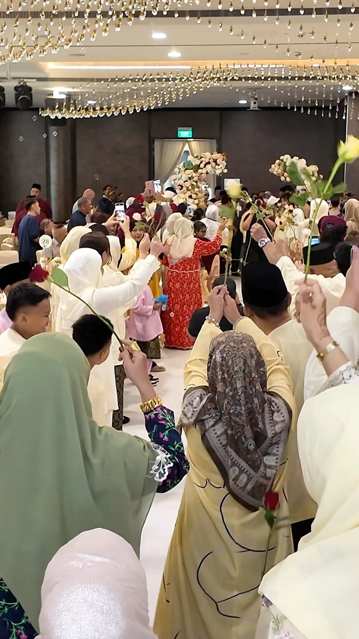 Wedding of Hendra & Shida 💝
Venue: @thechevrons
Food & Decor: @merakeventssg
Emcee: @myeventemcee
Photo & Video: @nafimages @redtapeprojects @elk.co.weddings
Bridal: @faibanigfw
MUA: @lovesimplicityme
Pak Andam: @btgs_karim
Kompang: @akrabservices
Cake: @tinahcakesncookies
Livestation: @nurydianxin
Ice cream: @chipguanheng