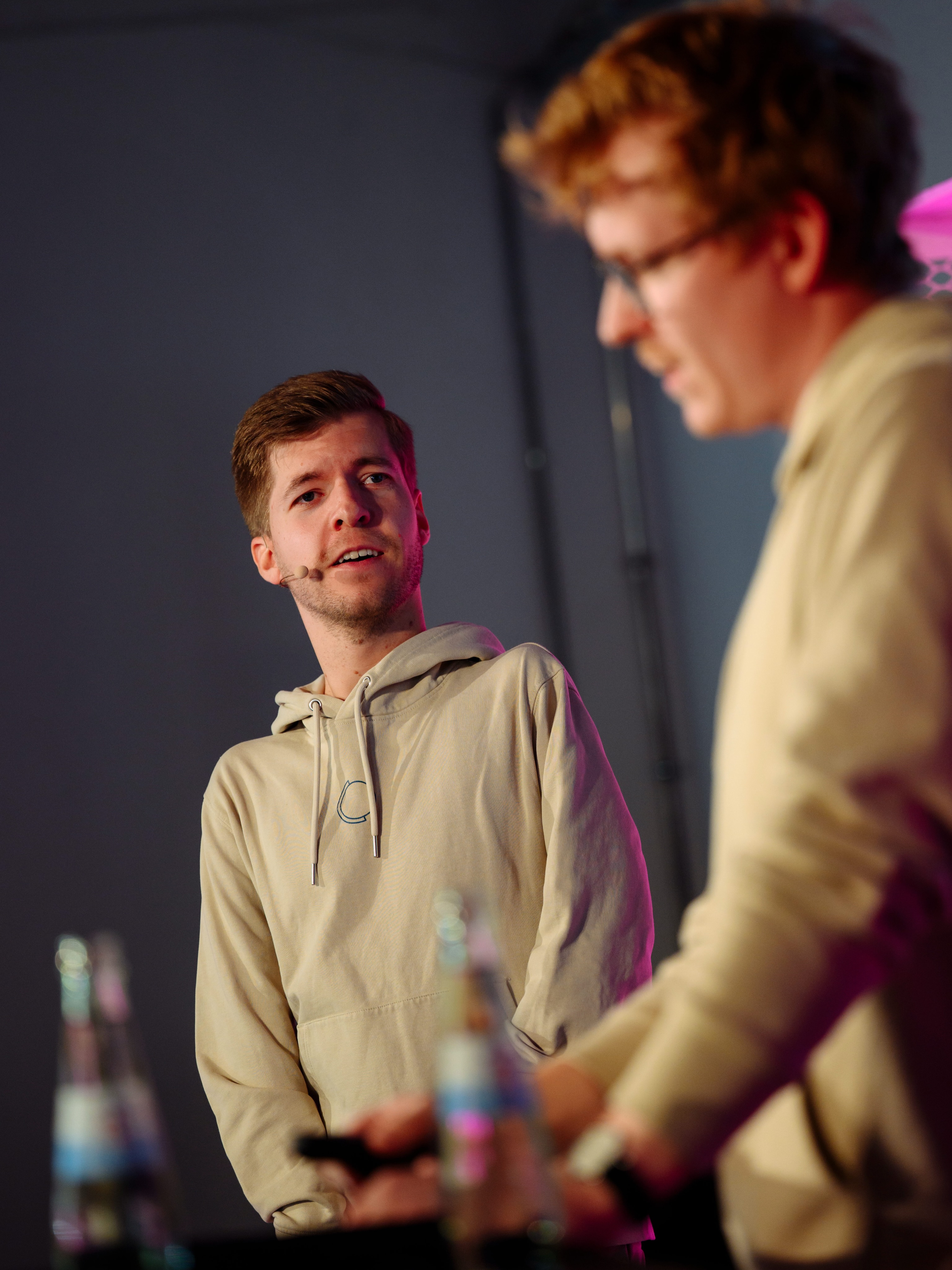 Wir waren auf der diesjährigen @tincon in Hamburg! Ein wichtiges Event für Junge Menschen um über aktuelle Themen zu sprechen, gemeinsam zulernen und ein Ort an dem alle an einem Strang ziehen!
Danke @tincon für die Möglichkeit auf eurer Bühne über unsere Reise sprechen zu dürfen! Danke an alle im Publikum saßen und uns zugehört haben und ein wenig mehr wissen über Inklusion und Behinderung! Danke an die vielen schönen Gespräche die wir an diesem Tag geführt haben!
Zur letzten Slide gibt es aber noch etwas wichtiges zu sagen:
Liebe Stadt Hamburg. Wie es aussieht habt ihr der TINCON die notwendigen Gelder gestrichen, um dieses Projekt in Hamburg auch nächstes Jahr fortführen zu können. Es ist für uns unverständlich, wieso gerade in Zeiten in denen Bildung, Zusammenhalt und Mediale Kompetenz wichtiger sind denje, genau jetzt die Gelder wegfallen sollen. @buergermeister.hamburg setzten sie sich dafür ein, dass die TINCON auch 2027 diese - unsere Stadt bereichern darf!
Fotos: Gregor Fischer