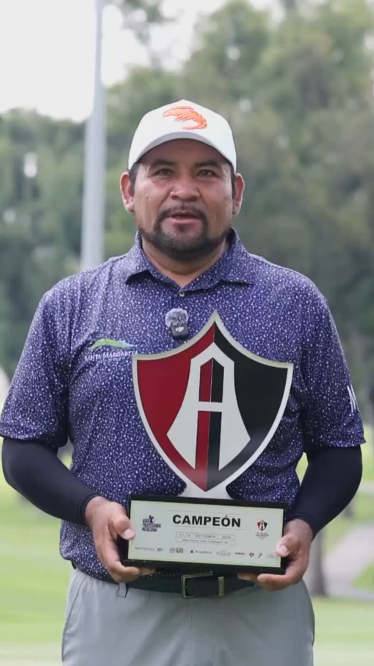 ❤️🏆 Detrás de cada triunfo, hay un equipo que va mucho más allá del campo.
Tras conquistar el Atlas Open y sumar su título 13 en la GPM, José de Jesús “Camarón” Rodríguez compartió la celebración con quienes han estado presentes en cada paso del camino: su familia.
Un momento especial después de una victoria histórica, porque los grandes logros también se construyen con el apoyo de quienes siempre están ahí. 👏⛳️
#GiraGolfMX #GPM #CamarónRodríguez #AtlasOpen #GolfMexicano