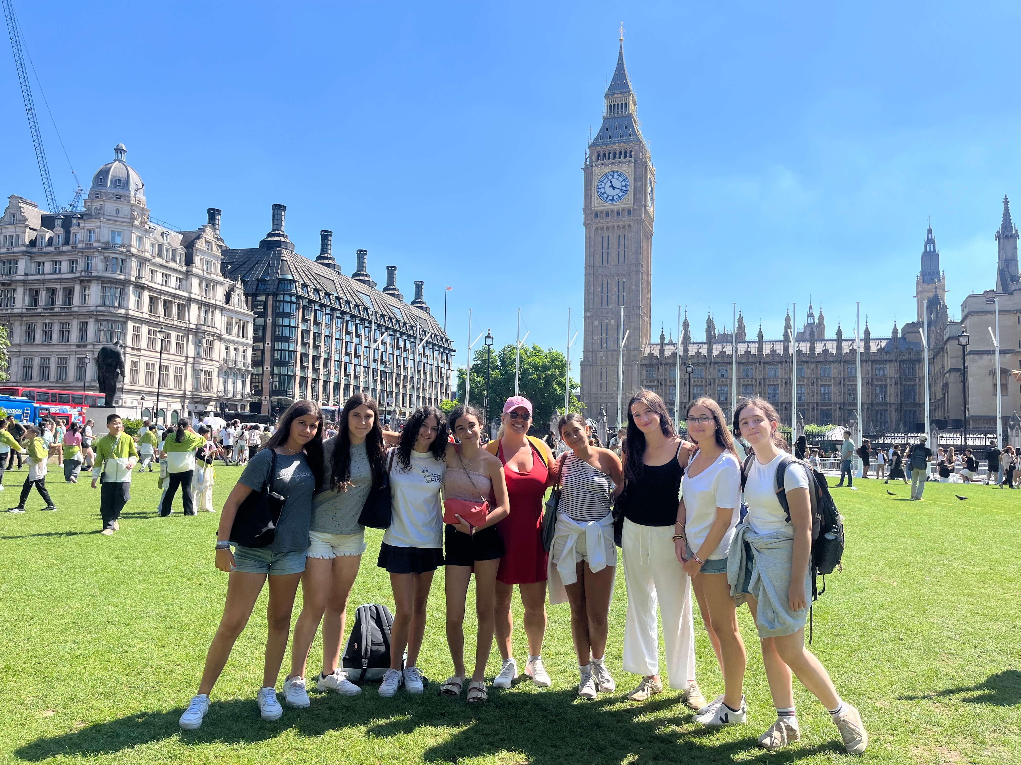 Aprendre anglès, viure'l i créixer amb l'experiència 🇬🇧
Aquest curs, el nostre alumnat tindrà de nou l'oportunitat de participar en les estades lingüístiques a Anglaterra. Una experiència per practicar l'anglès en un entorn real, descobrir una nova cultura, guanyar autonomia i compartir moments que van molt més enllà de l'aula ✈️
Les estades estan adreçades a l'alumnat des de 5è de #Primària fins a 2n de #Batxillerat, amb diferents propostes adaptades a cada etapa i sempre amb l'acompanyament de l'escola.
📅 Dimecres 30 de setembre farem les reunions informatives per a les famílies a la sala d'actes del carrer Indústria:
🕖 19 h: 5è i 6è de Primària
🕢 19.45 h: ESO i Batxillerat
Veniu a descobrir tot el que els espera! ✨