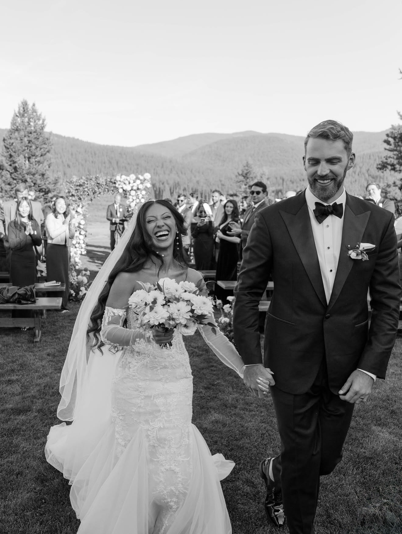 Another bride getting her happily ever after moment and looking absolutely STUNNING doing it!! 😍✨ Our beautiful #realbride is wearing the Valentina gown from @lapremierebridalofficial paired with the Gemma sleeves from @boleecollection 🤍 Congratulations to the sweet newlyweds! 🥂✨
📸 @courtneyfolkmanphoto
#bolee #beautiful #bride #love