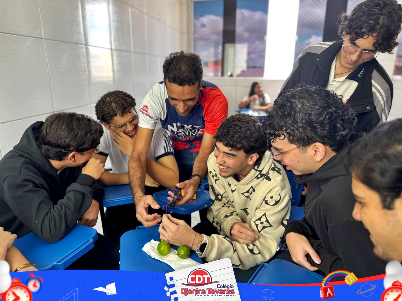 Química na prática!🧪⚡
Nossos alunos exploraram conceitos de ácido-base e eletroquímica por meio de experiências que transformaram a teoria em descobertas reais.
Mais do que aprender conceitos, nossos alunos experimentam, investigam, testam hipóteses e descobrem que a Ciência está presente em situações do nosso cotidiano.
🍋🔋