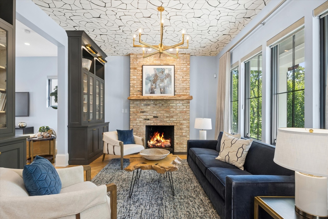 We love this visually interesting textured ceiling! It adds such a sophisticated, custom feel to the room and draws the eye upward to create a more dynamic space. #chicago #chicagorealestate #havenhomestager #chicagohomestaging #stagingworks #stagingsells #staging #homestaging