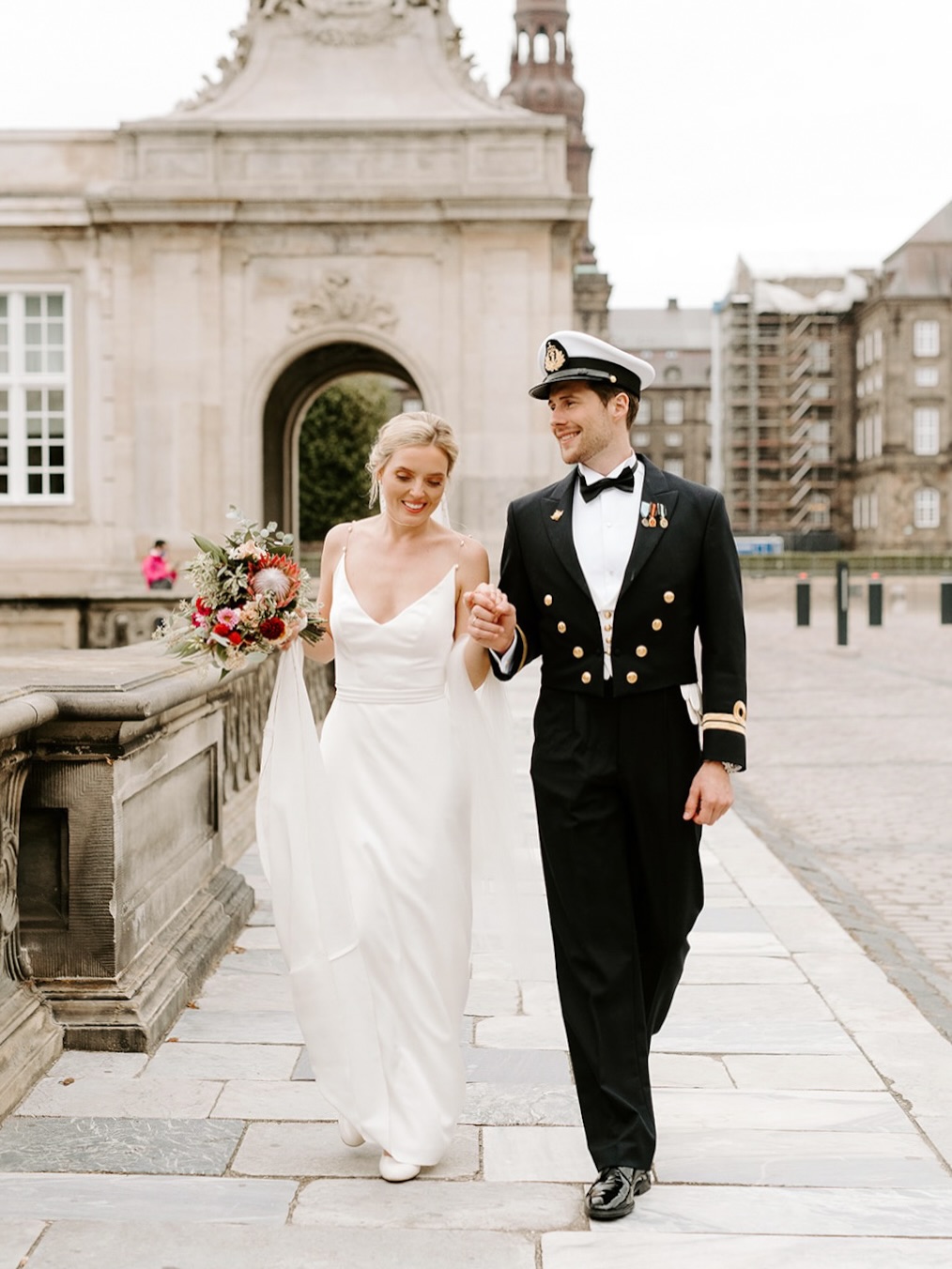Kæmpe tillykke med bryllupsdagen fine, fine Mathilde og Henrik 🇳🇴🥂🤍 Jeg husker dagen, som var den i går 🥹
Tro det eller ej, jeg husker datoen på MANGE af mine brudepars bryllupsdag - Mathilde og Henrik er ingen undtagelse ♥️
