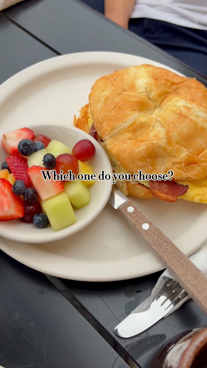 So many tempting options, which one do you choose? ✨🧇🍓
#chicago #fyp #chicagofood #brunch #breakfast