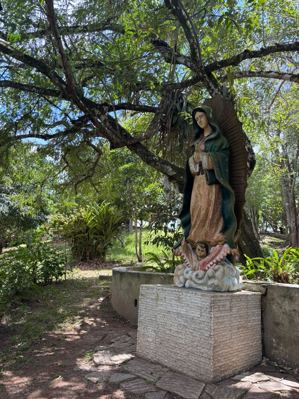 O terceiro dia do Retiro do Clero da Diocese de Propriá foi marcado por momentos de meditação, silêncio e deserto espiritual. Ao longo do dia, os sacerdotes foram convidados a aprofundar sua experiência de oração e encontro com Deus.
À noite, a Santa Missa foi presidida pelo pregador do retiro, Dom Eugênio Rixen, Bispo Emérito de Goiás, reunindo o clero em torno da Eucaristia.
Ainda durante a noite, os sacerdotes participaram de um momento penitencial, vivido em espírito de recolhimento, oração e busca pela reconciliação com Deus.