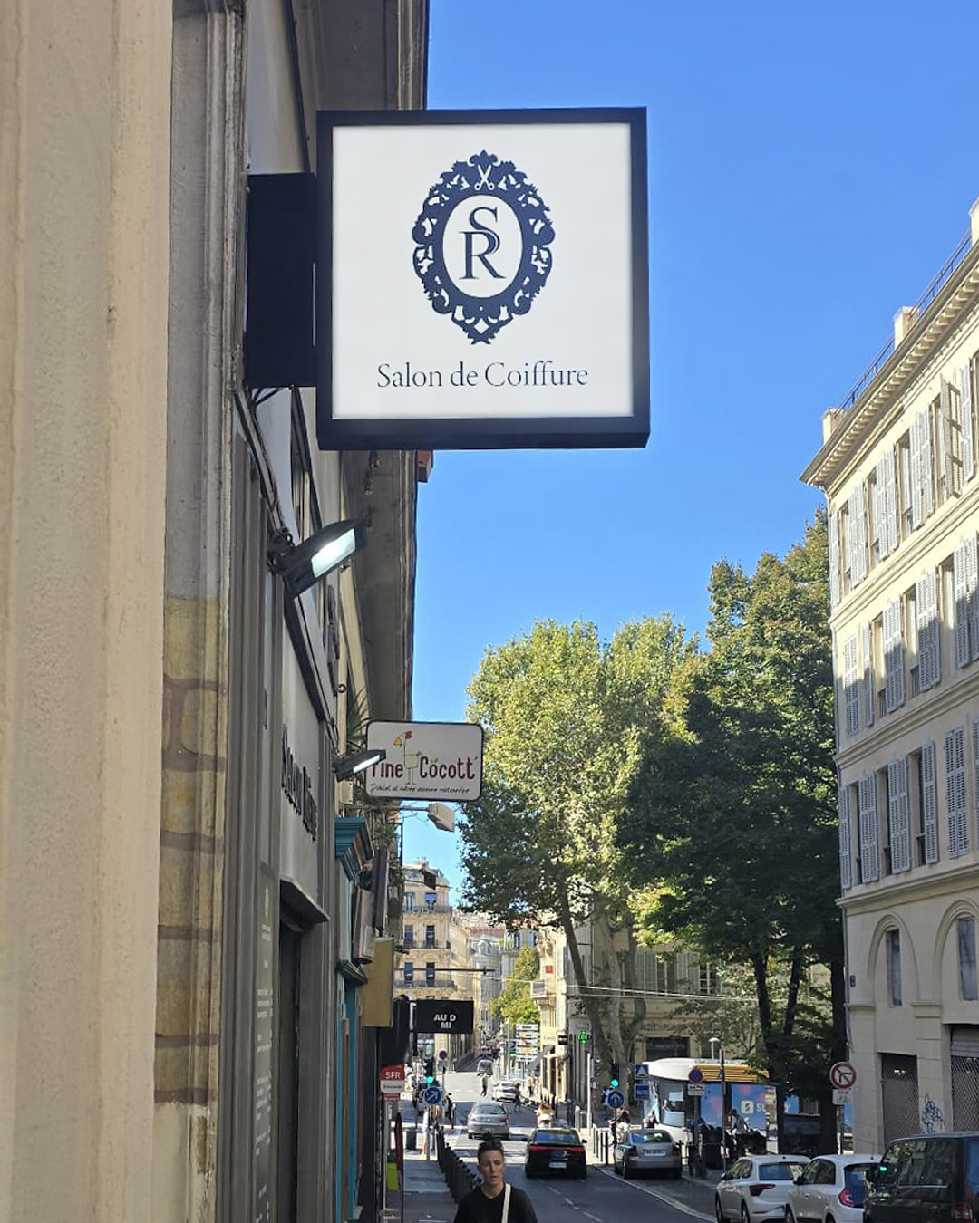 Une enseigne drapeau élégante peut transformer la façade d'un salon de coiffure.
#EnseigneDrapeau #Signalétique #SalonDeCoiffure #Design #Artisanat #Visibilité #ImprimEnseigne
