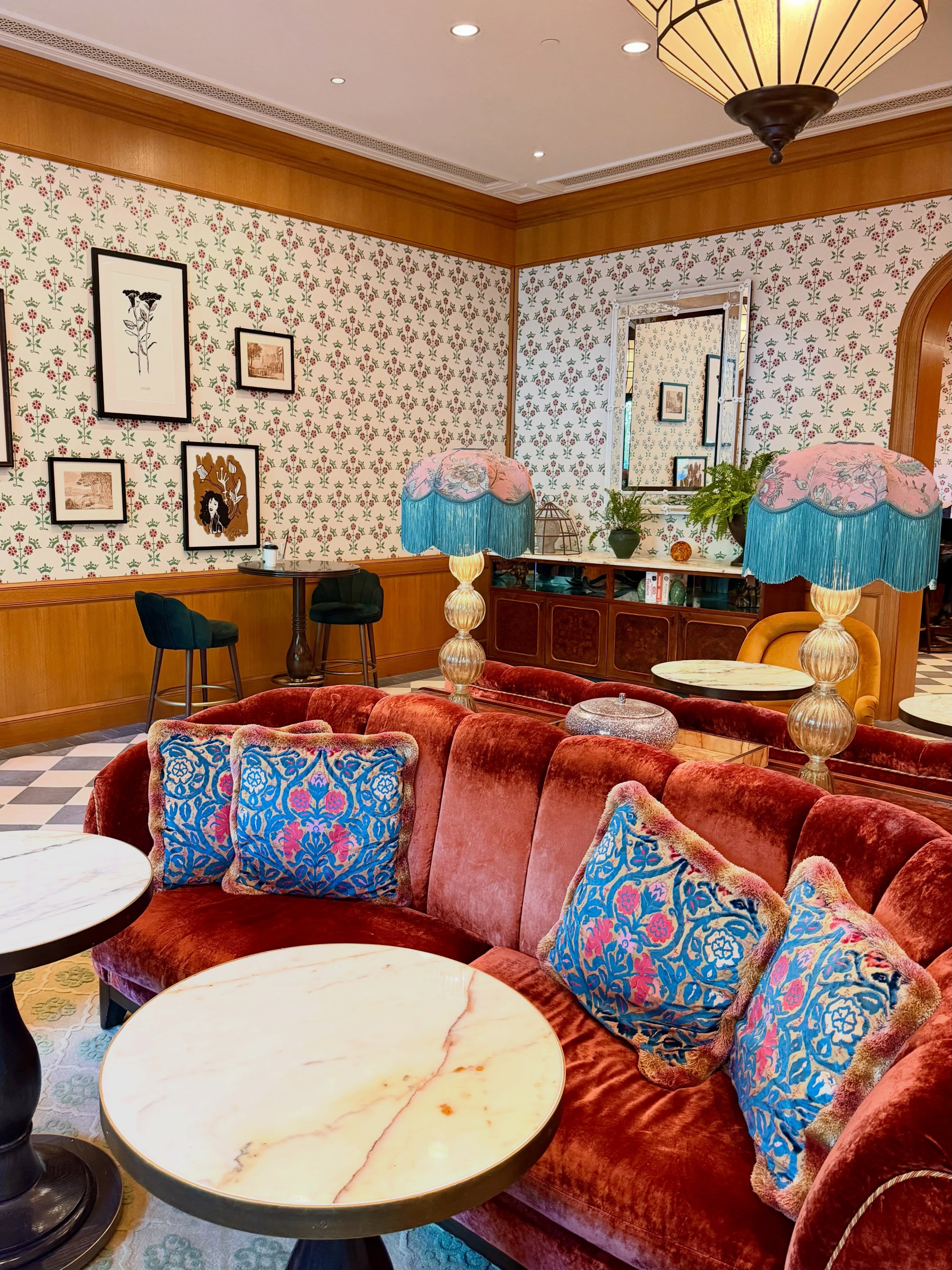 Back at the Four Seasons Boston, where I started my career in hospitality right out of college, and the lobby looks fantastic. ✨
The new look is bold and fun: rust velvet banquettes, fringed lamps in pink and teal, marble café tables, floral wallpaper, and checkerboard floors. It’s colorful and cozy while still feeling polished, and it’s a great spot for a coffee or a pre-dinner drink.