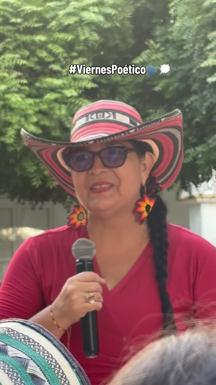 🎶🎵AMOR SUBLIME, LA VOZ DE UNA MUJER QUE CANTA A LA VIDA🎵🎶
🗣️❤️Desde La Chaza, celebramos la voz poética de Carmen Edith Jamillo y compartimos “Amor sublime” , una
celebración del instante en que la maternidad transforma para siempre el significado de una palabra que parecía conocida.
👩🏽🏫❤️Nuestra invitada de hoy es artista, educadora, creadora cultural y cultora de la décima en Cartagena, ha dedicado buena parte de su vida a mantener viva la palabra, la tradición y la memoria de nuestra cultura.
👏🏽📖En “Amor sublime” esa misma
mujer que conoce el poder de la palabra desde la creación artística la utiliza para nombrar uno de los sentimientos más difíciles de explicar.
👏🏽✨Los invitamos a seguirla en su cuenta de Intagram:
@cejoospinotortugas 🐢
#VocesPoéticas #CarmenEdithJamillo #versosalamor #poetascartageneras