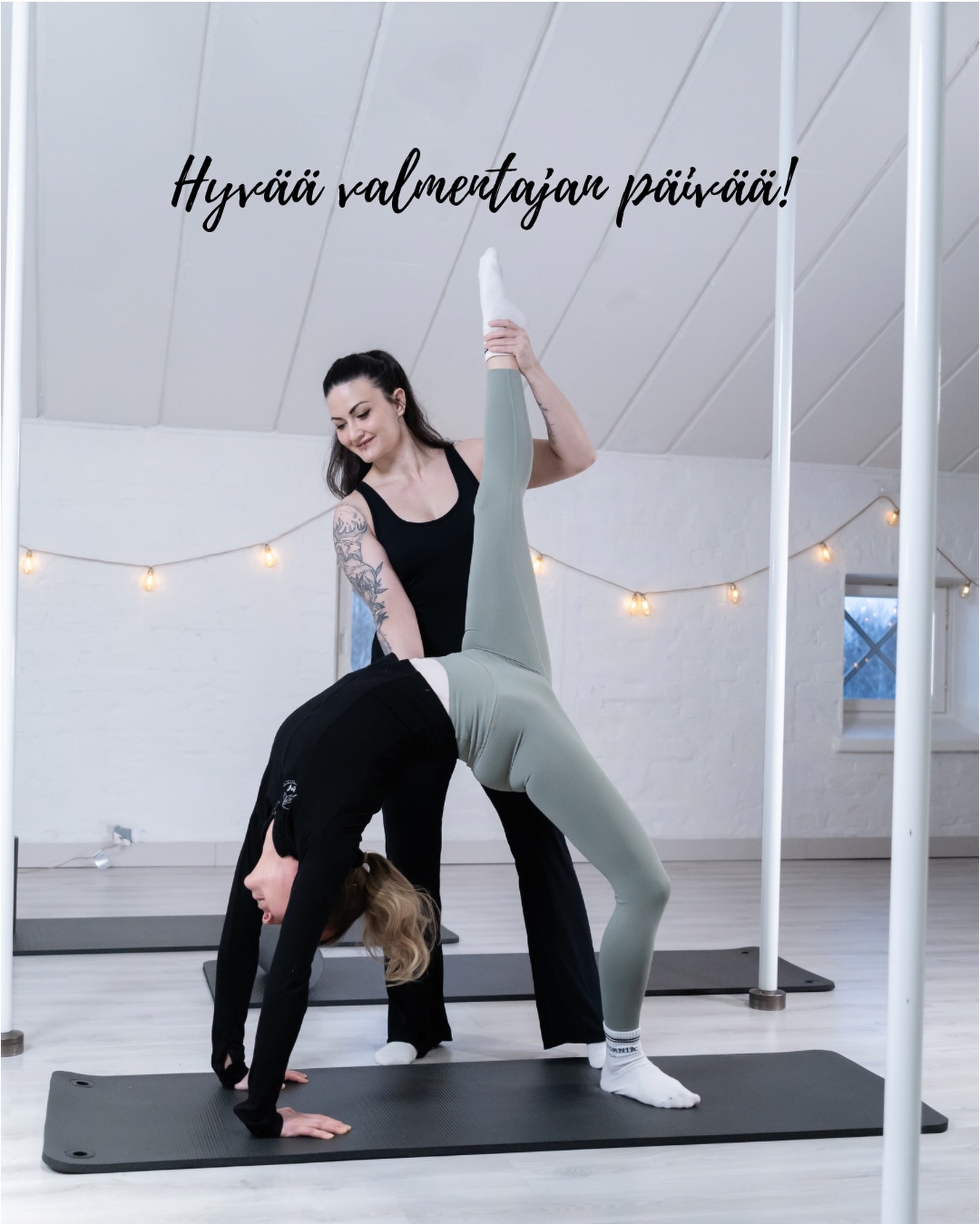 Hyvää valmentajan päivää! 💪🏻
Vaikka virallisesti päivä on perustettu urheiluvalmentajille, ovat myös sirkus-ja tankotanssiohjaajat valmentajia. 🤸🏼♂️
Miten tärkeää onkaan kun joku kannustaa ja auttaa kehittymään. 🫶🏻✨
Muista siis kiittää valkkuasi, hän tekee arvokasta työtä. 💪🏻
Kiitos omille valmentajillemme vuosien saatossa! 🫶🏻
📸: @takayamaproductions
#valmentajanpäivä #kiittikoutsi #yrittäjä #roofaerialclub