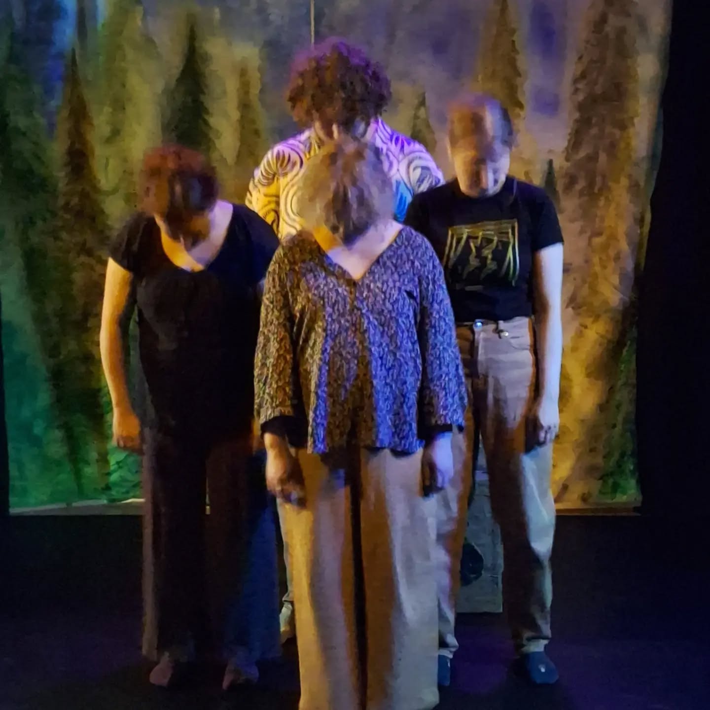 Tunnelmia viimeisestä Aikavääristymä-konsertin treenisessiosta 😍 ja valojen kanssa! Kiitos siitä @rintinmikkotin ❤️. Huomenna kentsu, lauantaina klo 18 ja sunnuntaina klo 16 esitykset. Tulkaahan kuulolle Pakkahuoneelle!
#elävämusiikki #teatteri #musiikkiteatteri #joensuunpakkahuone
