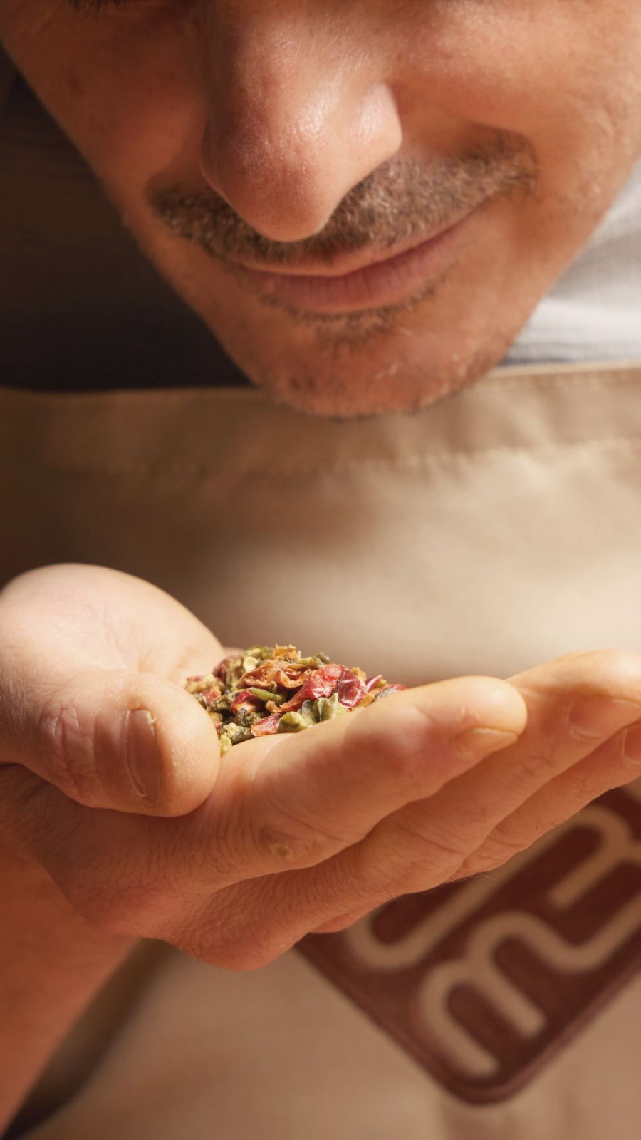 Meet François, the person behind Mondepice.
He’s always been curious about ingredients, flavors and how they work together. That curiosity is still part of how he creates today: trying, adjusting, tasting, and sometimes starting again.
Here’s a little look behind the brand and at the person who brings it all together.