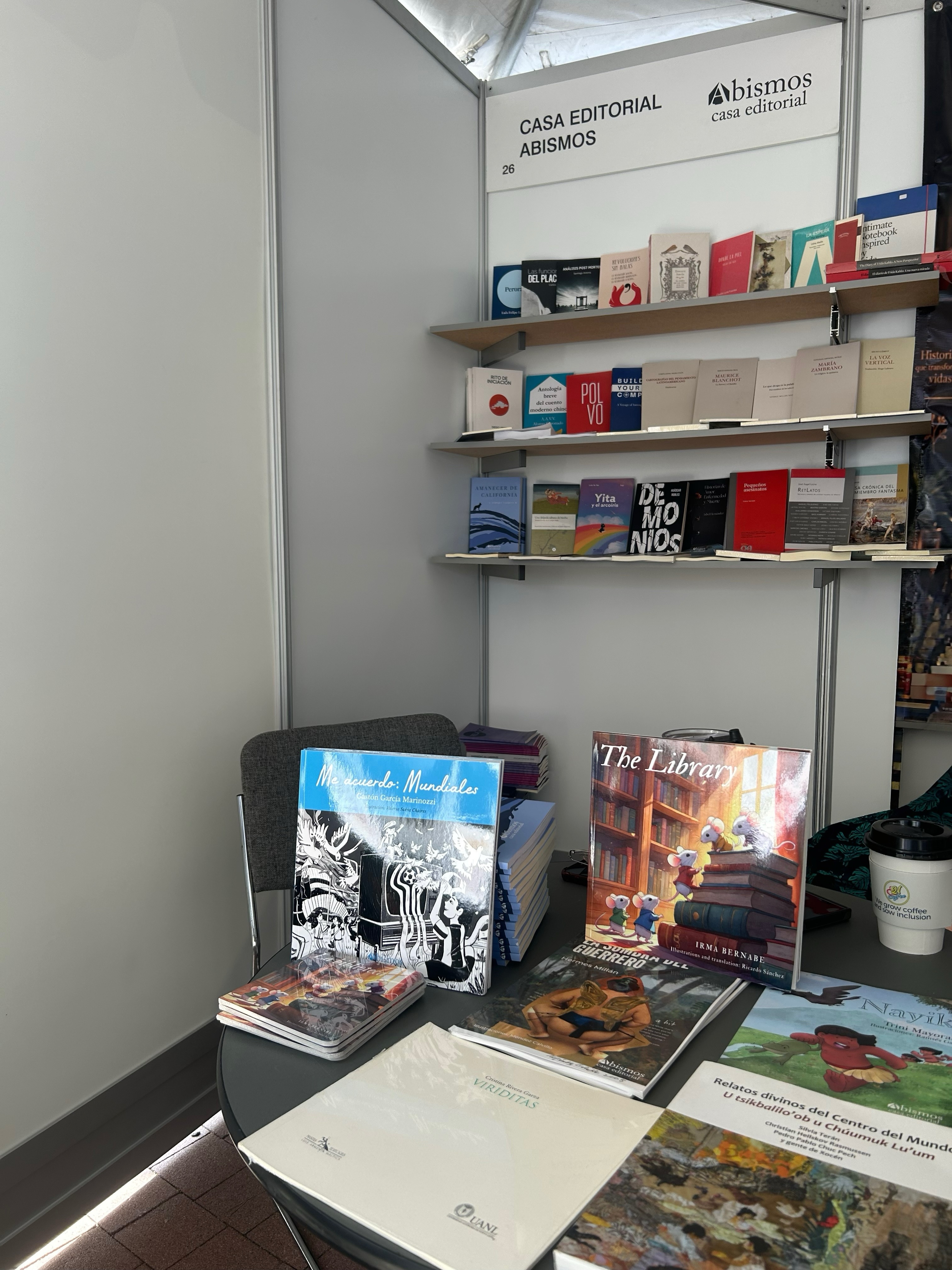 Ven a visitarnos a @festival_literario_leala en el stand 26 ❤️
¡Te esperamos!