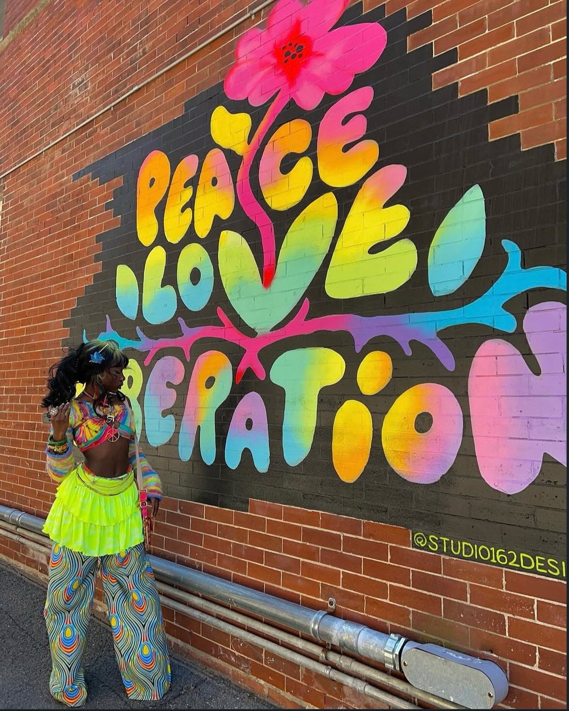 They Get It ✌🏾🫶🏽
Peace, Love and Liberation is a mural I painted for @liberationprograms The Stamford organization helps individuals and families restore their lives and ultimately strengthen our communities.
Located: Relay Pl. + Main St., Stamford
#studio162design #stamfordmurals #muralpainting #peacelove #stamford
Tag us and