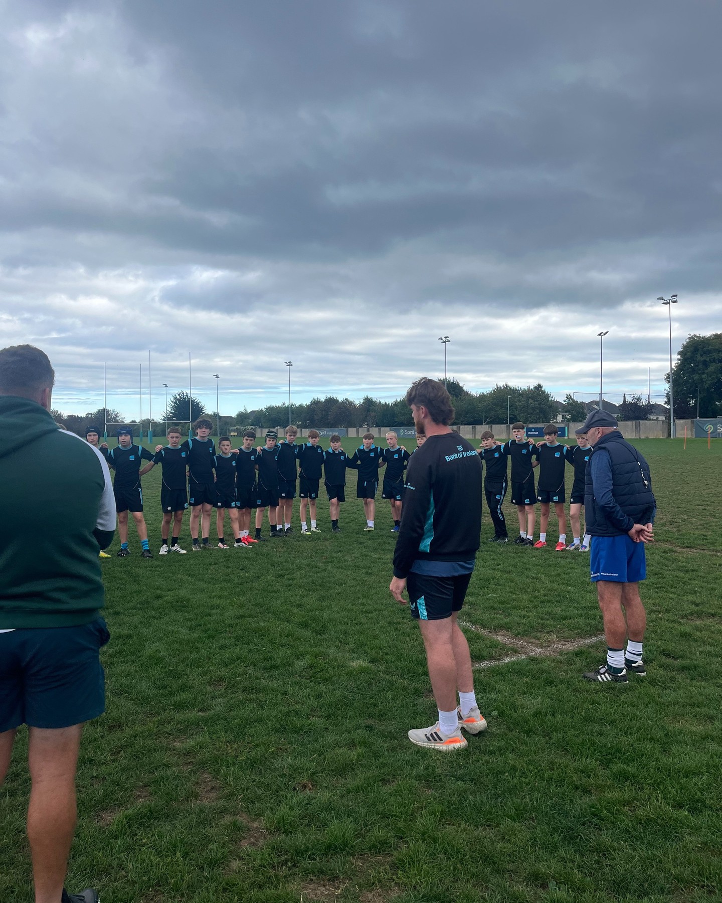 Earlier this week, our Junior Boys' rugby team had the chance to experience a coaching masterclass led by former Leinster captain and Irish international Kurt McQuillkin. The squad got the chance to fine-tune their passing, tackling and breaking defensive lines through a series of engaging and practical drills.
A huge thank you to Kurt and the @leinsterrugby coaching staff who led the session. We can't wait to see the guys apply their skillset throughout the coming season 🏉
