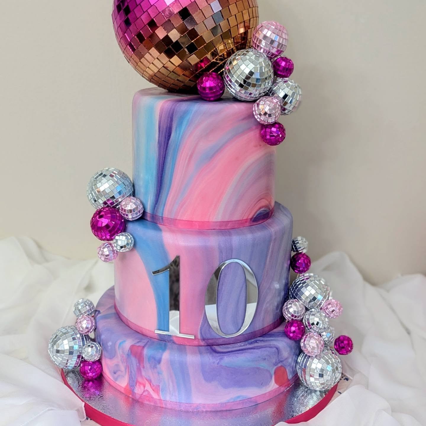 ✨A WHOLE ERA💜🔥
A little pink, purple & baby-blue marble magic for a very special 10th birthday celebration! 🎂✨
Inspired by all things dreamy, sparkly and a little bit Taylor Swift 😅🎶, this cake was designed with bright marbling swirls, shimmering disco balls, and plenty of birthday-girl sparkle! 🪩💫
Because turning TEN deserves a cake that feels like a whole ERA. 💕✨ Happy birthday Zoe!💕💯
Here’s to double digits, sweet memories, dancing through life, and making the next chapter even more magical! 🎀🪩🎂
Happy 10th Birthday! 💖💜
#Cakebee #BirthdayCake #thecakebee #TaylorSwiftInspired #taylorswiftcake