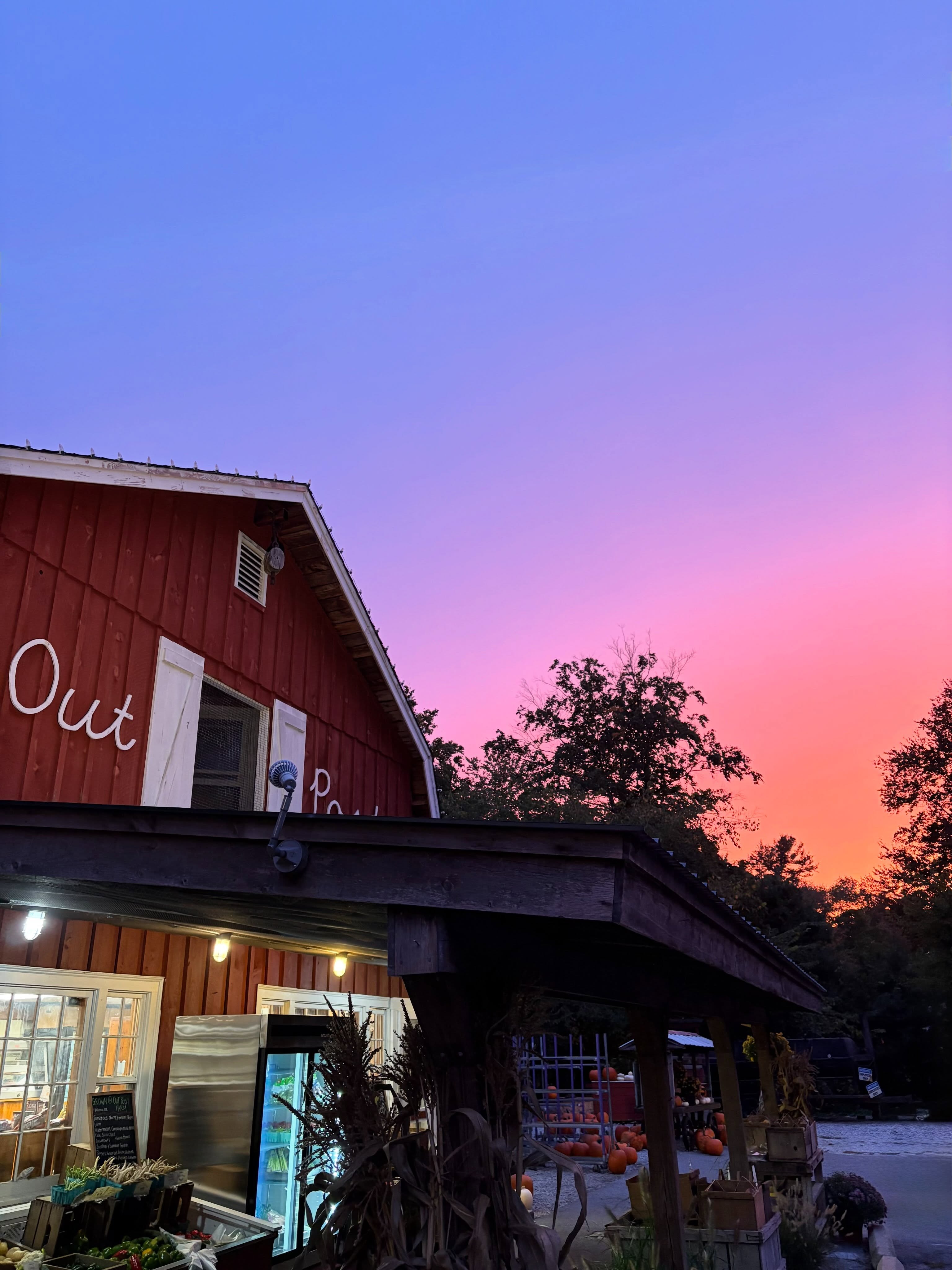 Beautiful skies over the farm last night! 🌈🧡
We