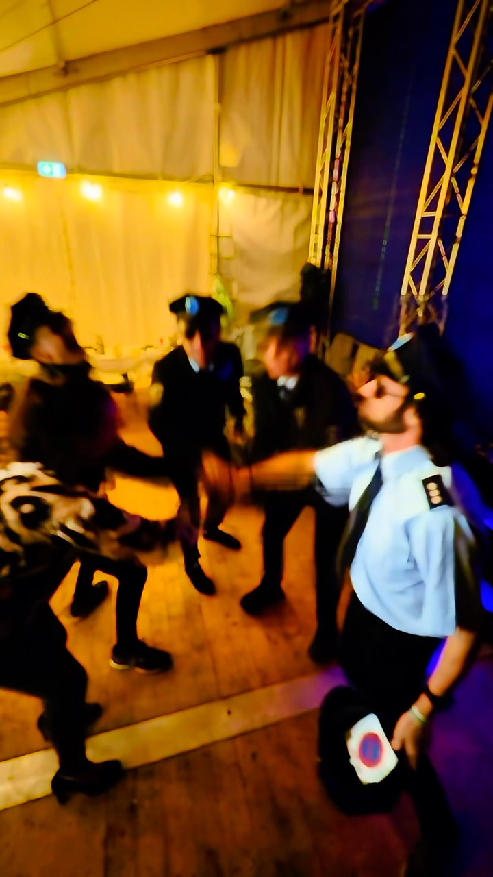 Telleen & The Party Police haben das Helios-Fest zum Beben gebracht! 🎶🔥 Diagnose: kollektive Partystimmung. Therapie: noch ein Song, noch mehr Tanz! 🚨💃🕺 #TelleenAndThePartyPolice #HeliosFest #LiveMusik #PartyVibes