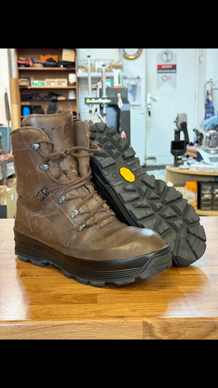 These #haixboots came in for repair as the original sole was split and starting to disintegrate.
We fit new #vibramsoles using this 1218A Sniper with the high wall.
#repairifyoucare #shoerepair #vibramsolefactor