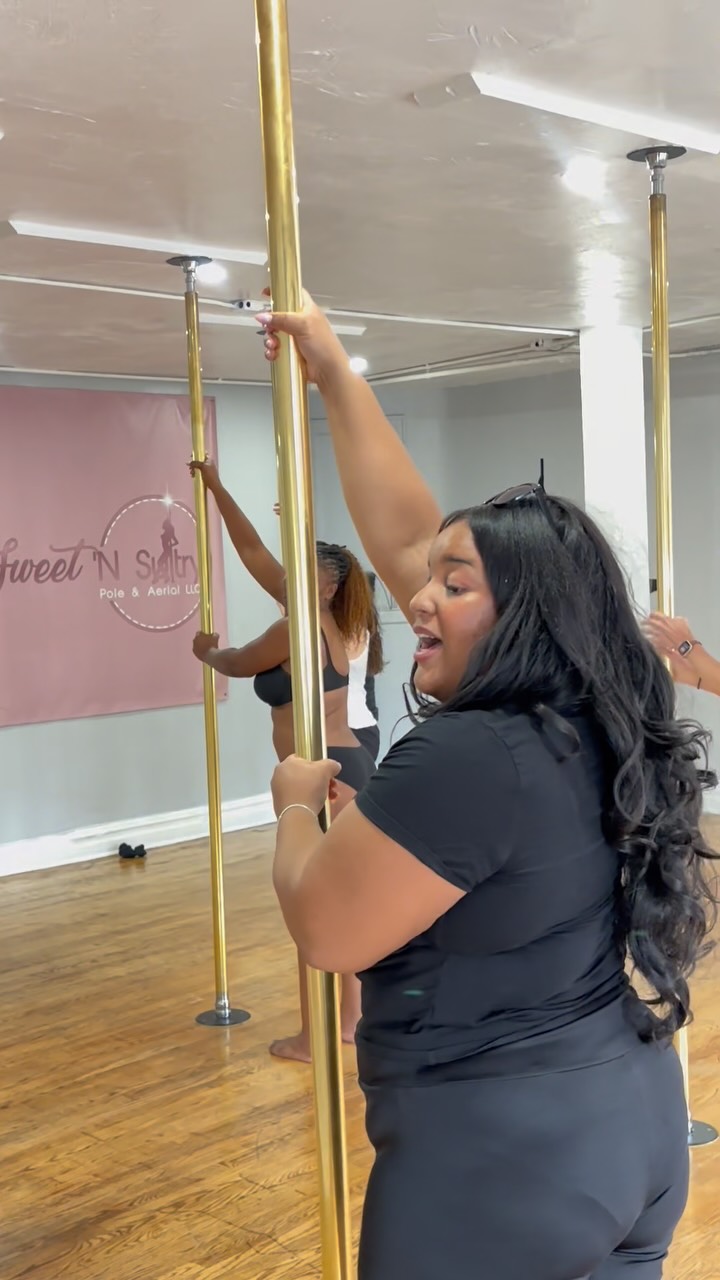 Friday Mornings Pole with @kurvykira 💕
Thinking about starting pole? Come learn with Kira! Whether you’re brand new or ready to keep building your skills, Fridays have options for you.
👠 11:00 AM | Intro to Pleasers (Heels)
💕 12:15 PM | Intro to Pole
🔥 1:25 PM | Pole Dance 101
Here’s a little look inside Kira’s Intro to Pole class. Come learn, build confidence, have fun and keep progressing in your pole journey.
Book your Friday class with Kira through the SNS app! Or 🔗 in Bio
Book Your Spot ✨