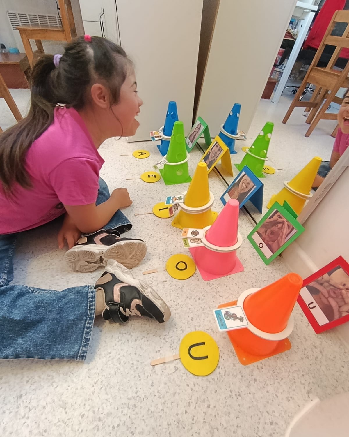 🎶💙 ¡Aprender también es jugar!
Paige participa en una entretenida actividad lúdica de discriminación del sonido inicial vocálico, fortaleciendo la capacidad de reconocer y diferenciar los sonidos con los que comienzan las palabras.
A través del juego, la exploración y la interacción, seguimos acompañando cada aprendizaje y celebrando sus avances. 🌟
#Edudown #AprenderJugando #Educación #Inclusión #SíndromeDeDown