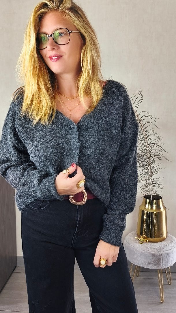 Parfois, il suffit d'un petit détail pour transformer complètement une pièce… 👀✨
Je te présente NUAGE. 🌫️
À première vue, un joli pull tout doux, facile à porter…
Mais regarde bien jusqu'à la fin. 😉
Parce que le détail que tu n'avais pas vu arrive justement à la dernière seconde…
🧡 AUTUMN TWIST
📅 Dimanche 4 octobre
⏰ 18H
Et ce n'est que le début… 👀🍂
.
.
#MODChadeschoux #pullfemme #modeinclusive #boutiquevichy #look34au50