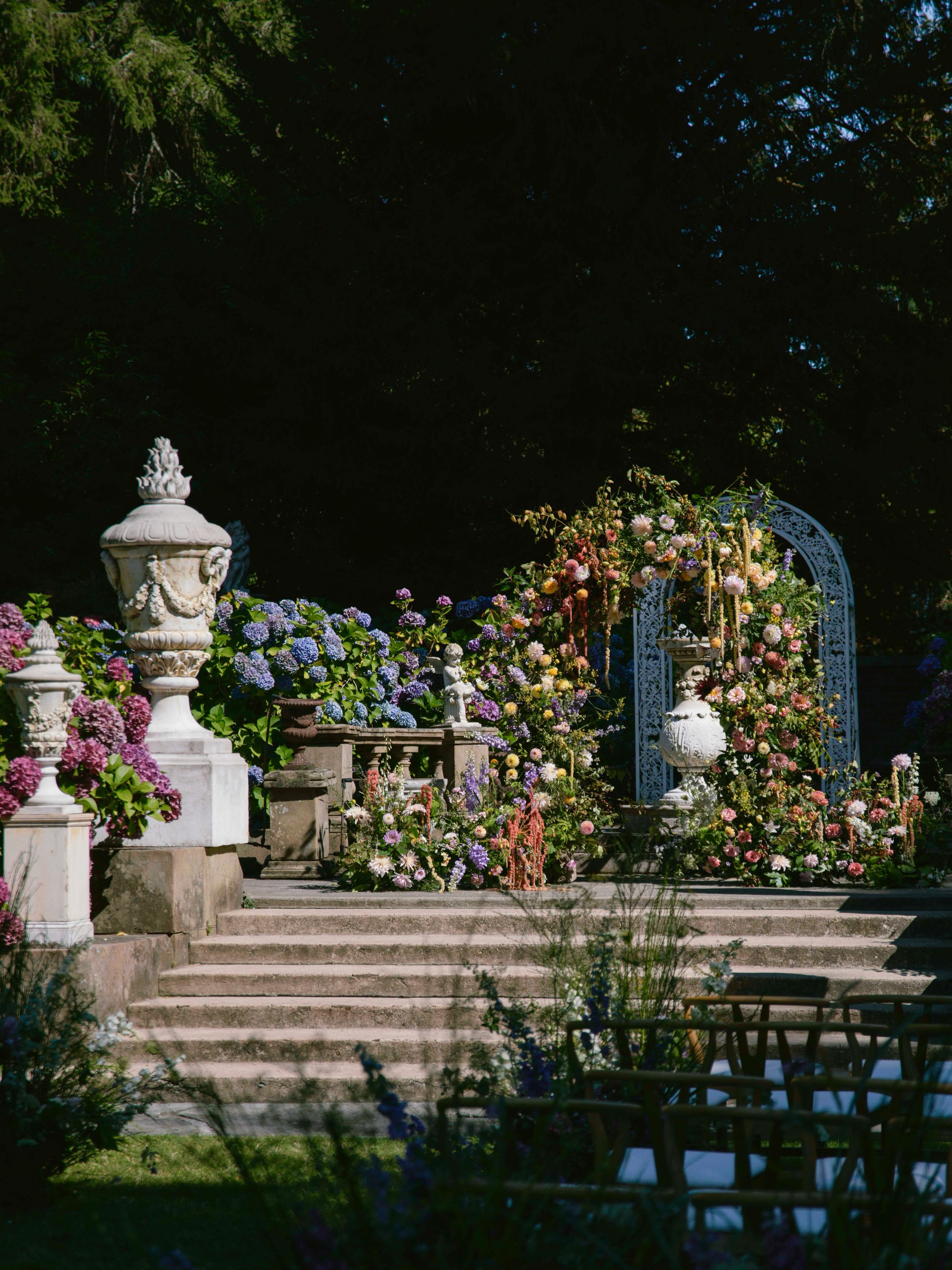 A quiet afternoon outside Seattle, flowers glowing in the light.
Floral design by @floraland.weddings.events
Wedding planning by @silenttea.event
Venue at @thornewood.castle
#FloralandWeddings #WeddingFlorist #GardenWedding #NYCFlorist #BridalFloralDesign