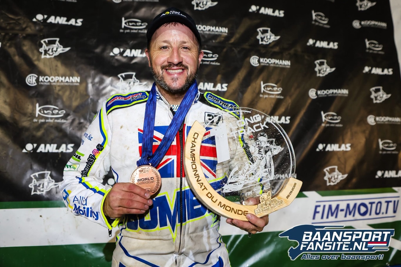 🏆 P1 – Marmande, France 🇫🇷
🥉 P3 – FIM World Long Track Championship ’26
Finished the 2026 World Long Track championship with a win in Marmande & overall third in the World 💣
#chrisbomberharris #speedway #zuzel #37