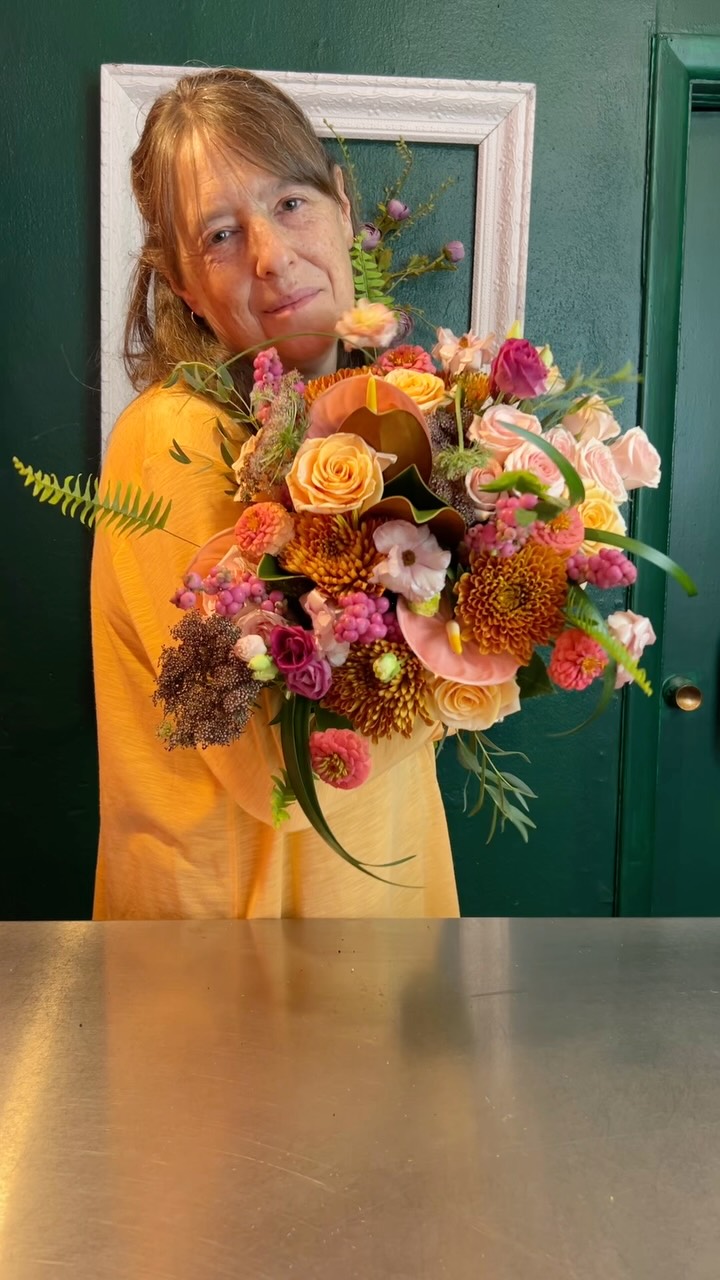 We make our cut flowers into hand tied bouquets. So all the recipient has to do is snip the stems and place in water. The arrangement is already done for them.
#handtiedbouquet #cutflowers #wedeliver #perthontario