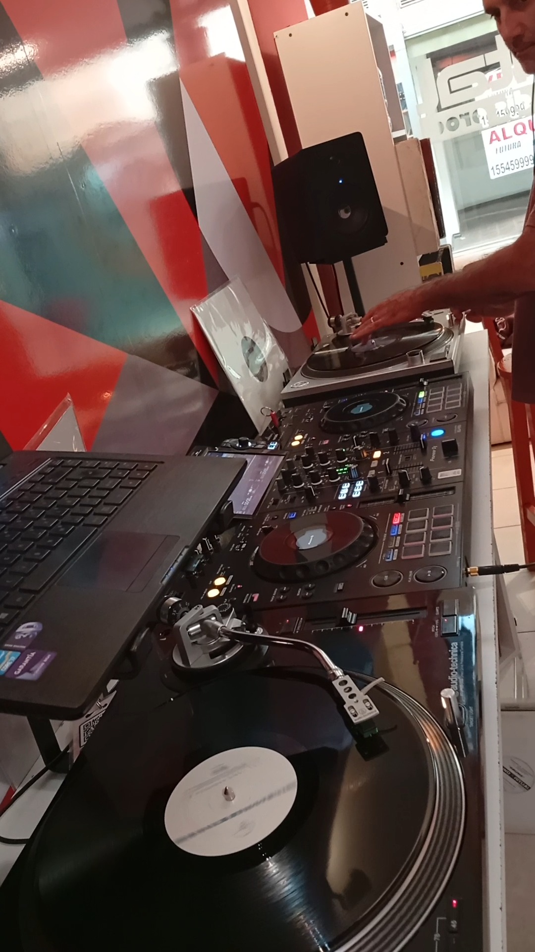 Sentir la magia del vinilo al tocar no tiene comparación. Es volver al origen del arte del DJ: el oído, el tacto y la precisión pura.
En nuestra Sede Centro, podés meter mano en las bandejas, probar tus vinilos y disfrutar de las prácticas de forma amena, relajada y con equipamiento profesional.
Un agradecimiento especial a Gustavo Antoniacci por elegirnos y disfrutar de esta manera la música.
¿Te gustaría prácticar con vinilos? Escribinos por privado para reservar tu turno.
#VinylDJ #Giradiscos #OrbitalAcademia #DJ