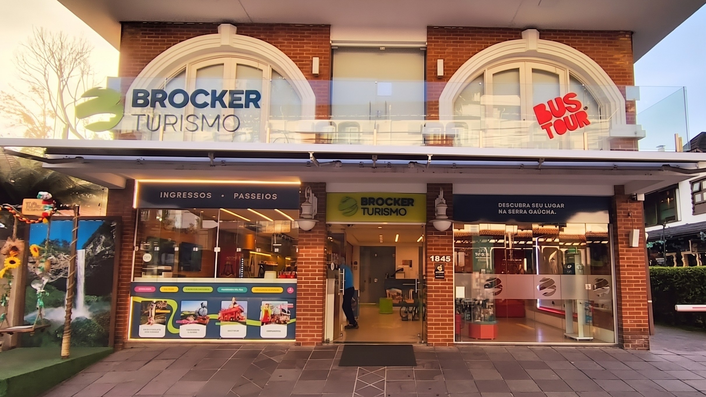 Brocker Turismo inaugura Centro de Informações em Gramado (RS)
Se você tem planos de viajar a Serra Gaúcha saiba que a partir de outubro Gramado conta com mais uma local onde pode obter informações sobre a região e os serviços turísticos: Centro de Visitantes do Mercosul da Brocker Turismo. O espaço fica no segundo andar da loja de Gramado, localizada em uma das principais avenidas da cidade. Confira mais detalhes no blog: viajarnumaboa.com por meio do link: https://www.viajarnumaboa.com/post/agencias-e-operadoras