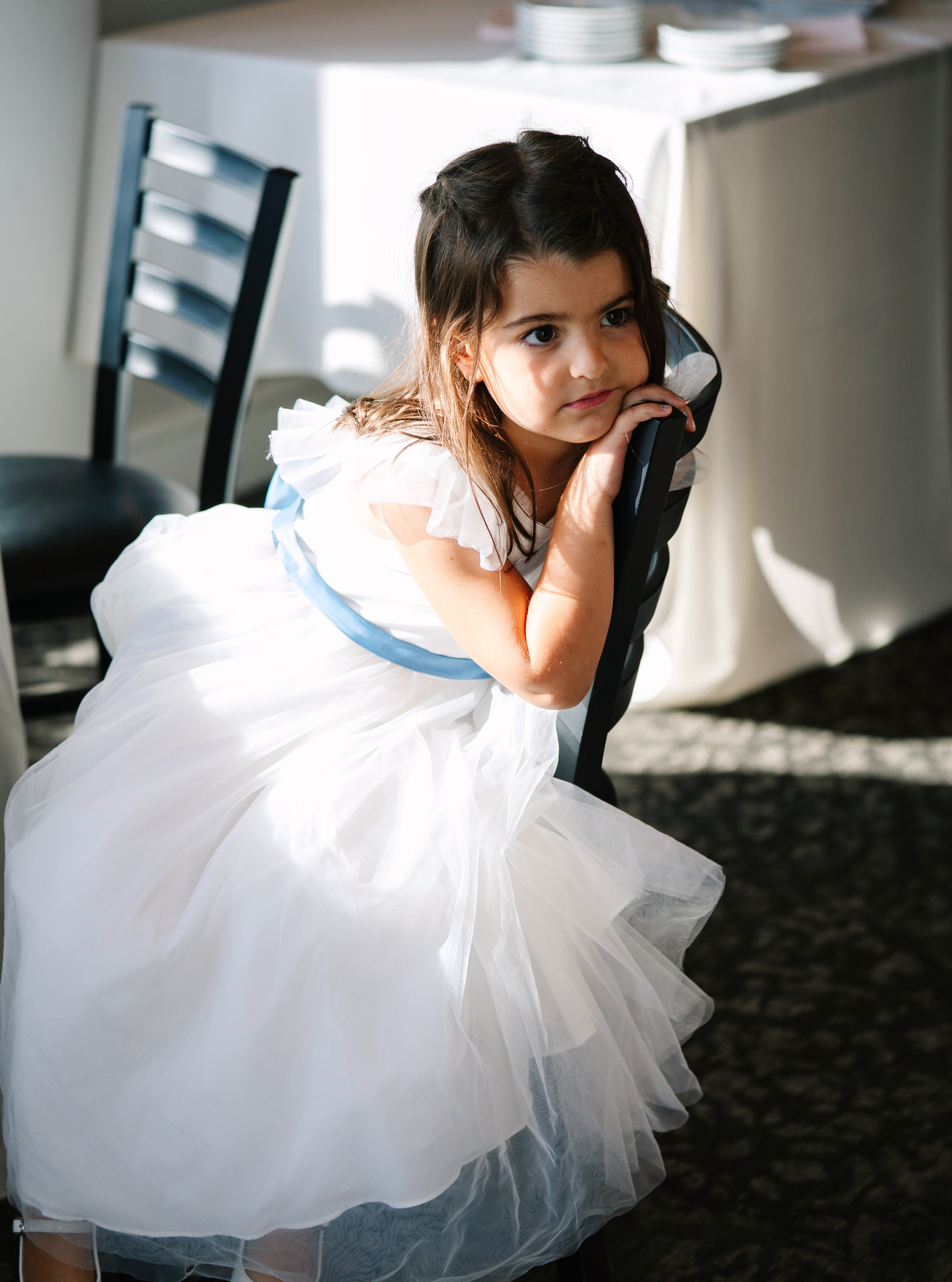 It’s the in-between moments that make a wedding gallery feel like a story. 🤍 During cocktail hour, this sweet flower girl paused to watch the bride, completely lost in the moment. No posing, no prompting, just a little glimpse of the day through her eyes.