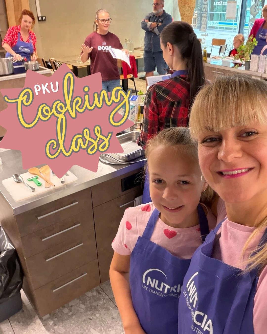 Tak toto ráno v Bratislave sa nám naozaj vydarilo! 🤍
S Vanesou sme boli na PKU cooking class od @nutricia_metabolics_czsk a prvýkrát som ju vzala so sebou na takýto kurz varenia.
Pripravovali sme špagety s baklažánom, jablkový crumble, paradajkový dip a mrkvovú polievku s kokosom. Všetko, samozrejme, v PKU verzii - a Vanese všetko chutilo! 😄
Najväčšiu radosť som však mala z toho, že sa už sama chce zapájať, skúšať nové veci a byť pri všetkom so mnou.
Ďakujem Nutricii a všetkým, s ktorými sme tam dnes boli. Bolo nám s vami krásne.
🇬🇧 What a lovely morning in Bratislava! 🤍
Vanesa and I went to a PKU cooking class by Nutricia, and it was the first time I’d taken her to a class like this.
We made spaghetti with aubergine, apple crumble, tomato dip and carrot and coconut soup - all in PKU-friendly versions. Vanesa loved every dish! 😄
What made me happiest was seeing how much she wanted to get involved, try new things and cook alongside me.
Thank you to Nutricia and everyone we spent the morning with. We had such a lovely time.