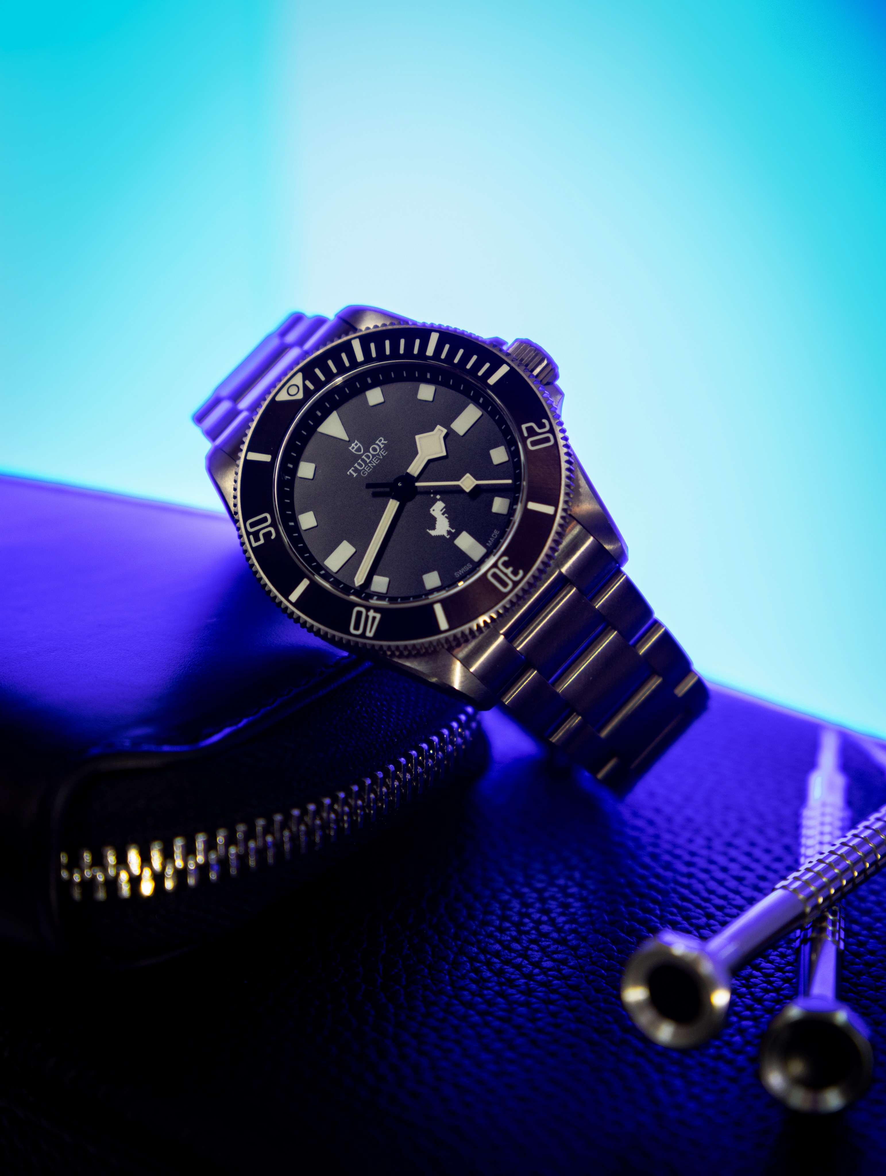 #bluewatchmonday but instead of a watch with a blue dial, I wanted to experiment with bright back-lighting. And the perfect pairing for a photo where the lighting is the focus? A monotone Tudor Pelagos with a little 🦖 seemed to fit the bill perfectly 💯
Some of the reflections developed into a more purple-ish tone, especially on the darker surfaces, but what do you think?
⌚️: @tudorwatch x @google @Watches Group Pelagos Special Edition (1 of ~600)
#tudor #pelagos #tudorpelagos #watchfam
