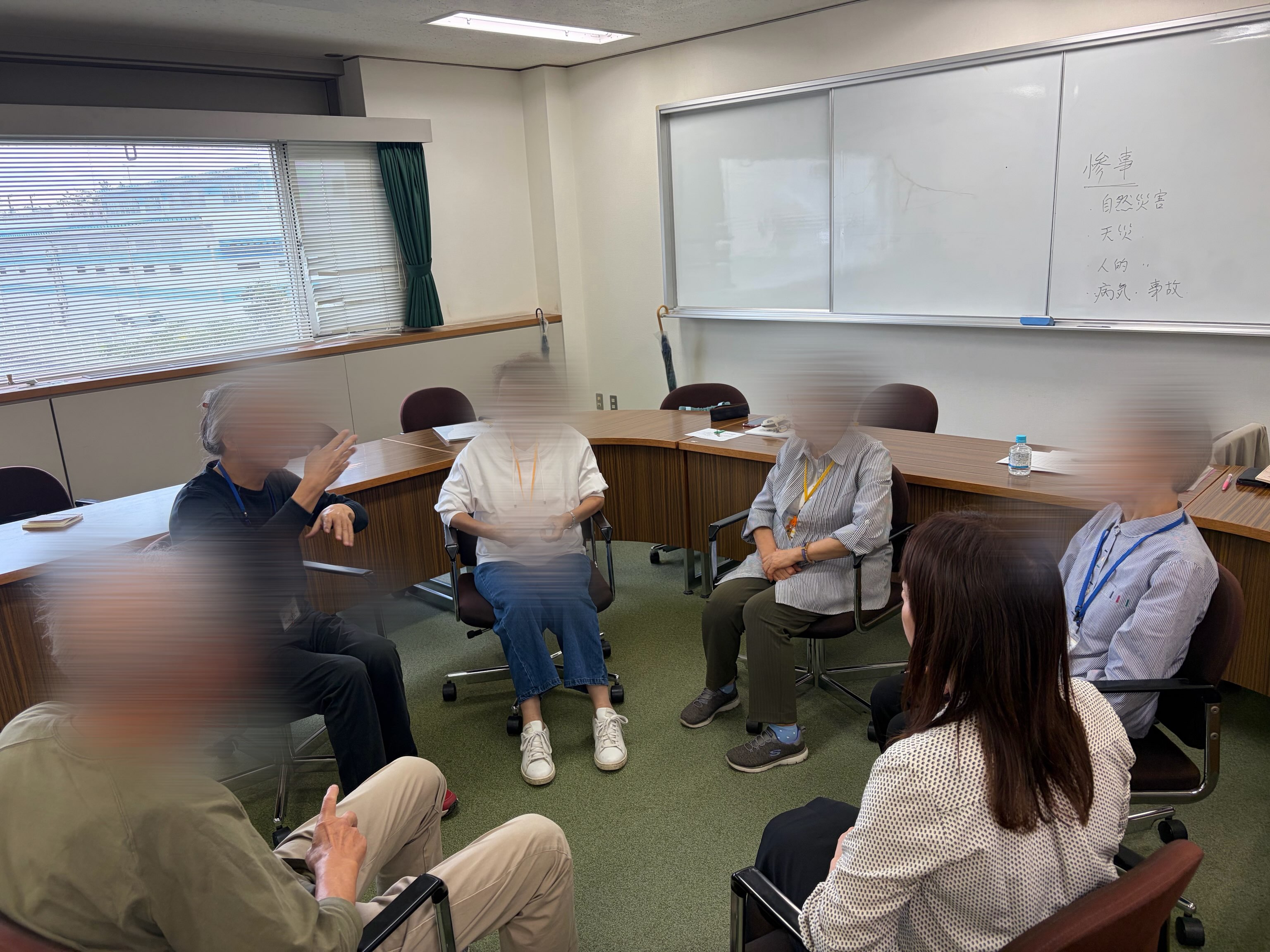 傾聴ブラッシュアップ⤴️
災害時の傾聴についてを学んできました。
災害時 惨事の傾聴は、通常の傾聴とは違うもの。
そして
私の今後の活動に関する話も
シェアリングして
フィードバックして頂きました。
現在の傾聴活動に対してのお互いの考え方も
話し合う事ができました。
熱い想いがぶつかることもあるけれど
信頼できるからこそ話すことができる。
素敵なみなさんの傾聴の知識を
私は引き継いでいきたい。